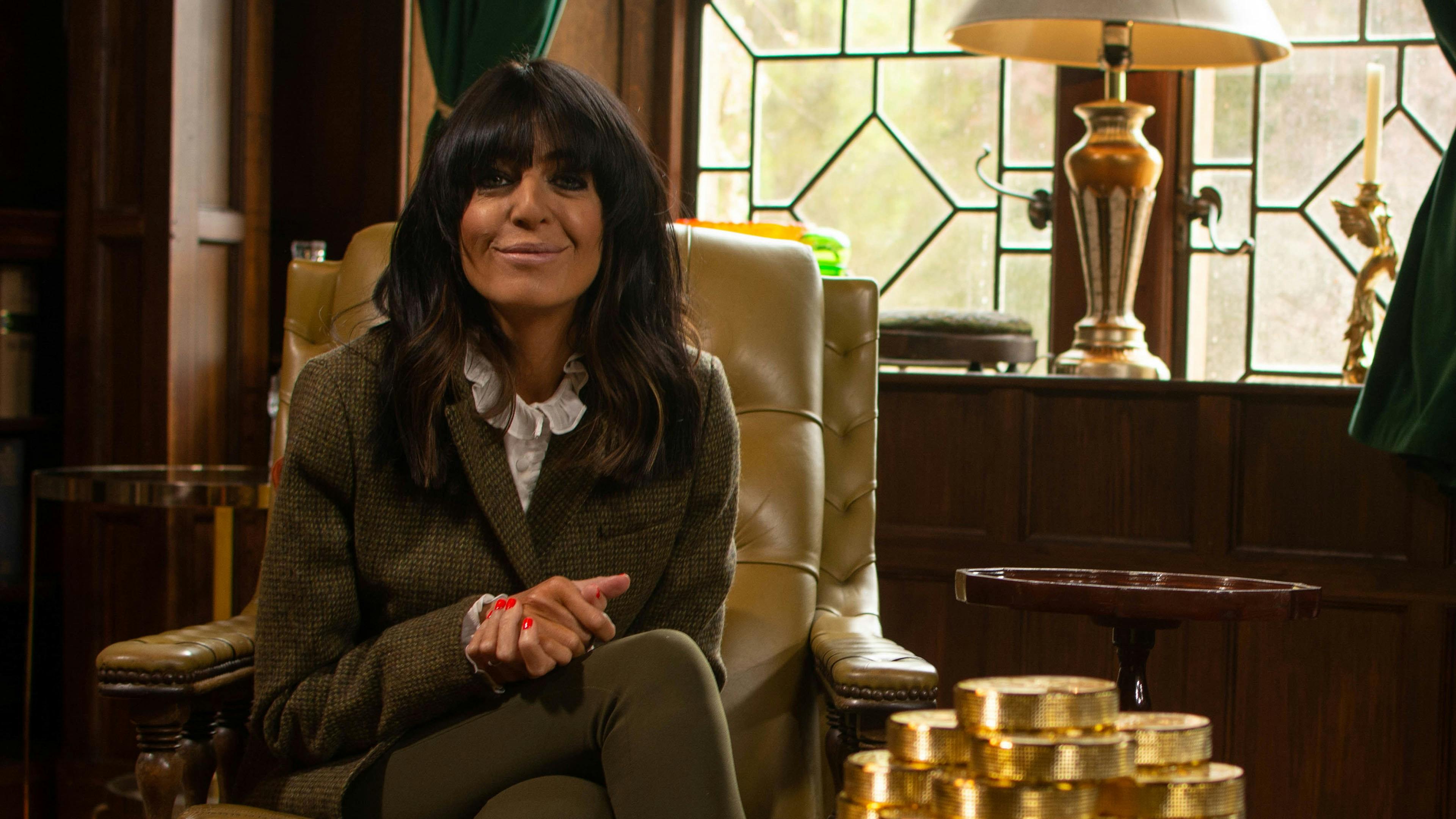 Claudia Winkleman er vært på Forræder UK. Claudia Winkleman