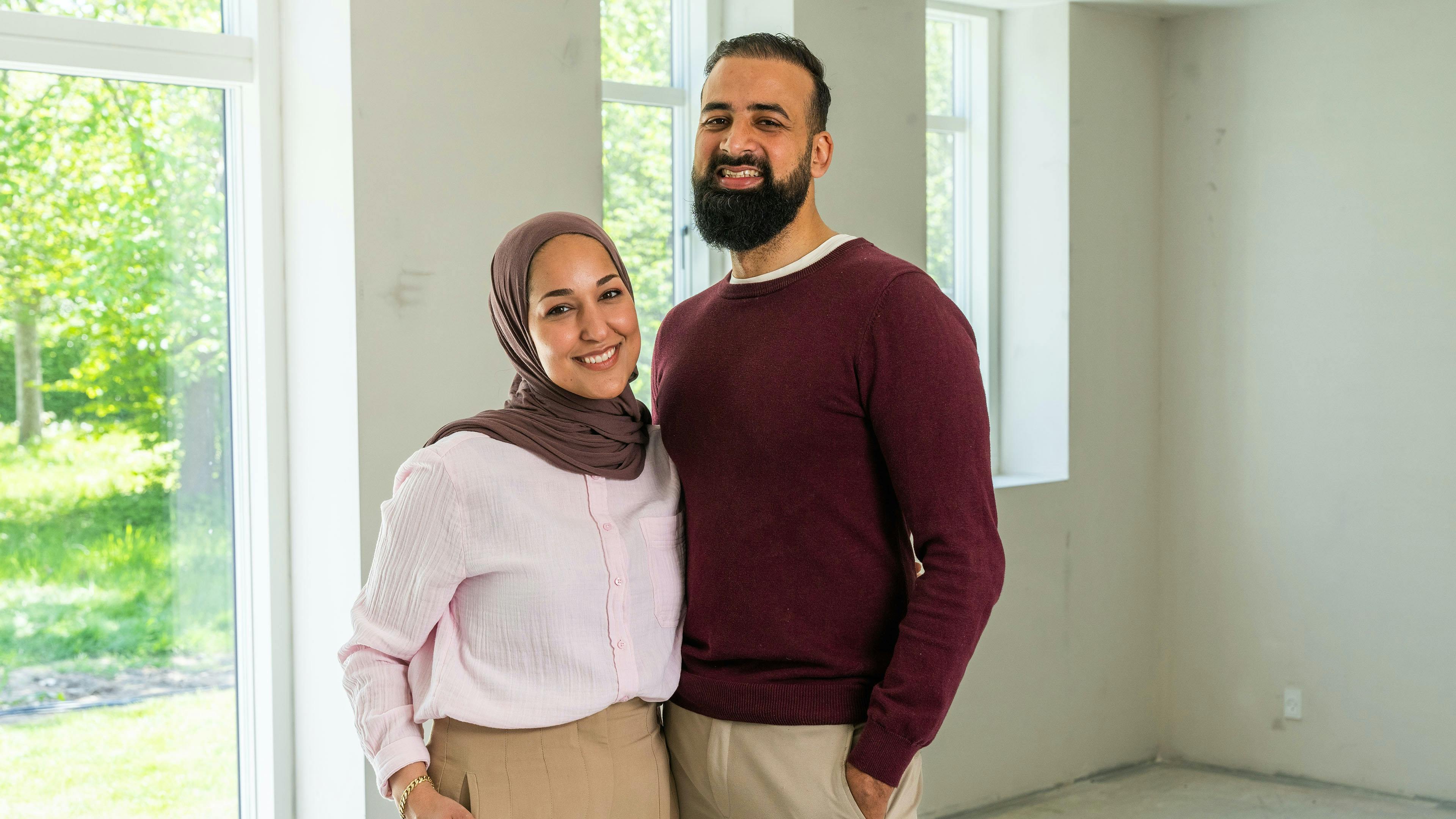 Nibras og Obaid. Nibras og Obaid i rødt hus i Nybyggerne 2023