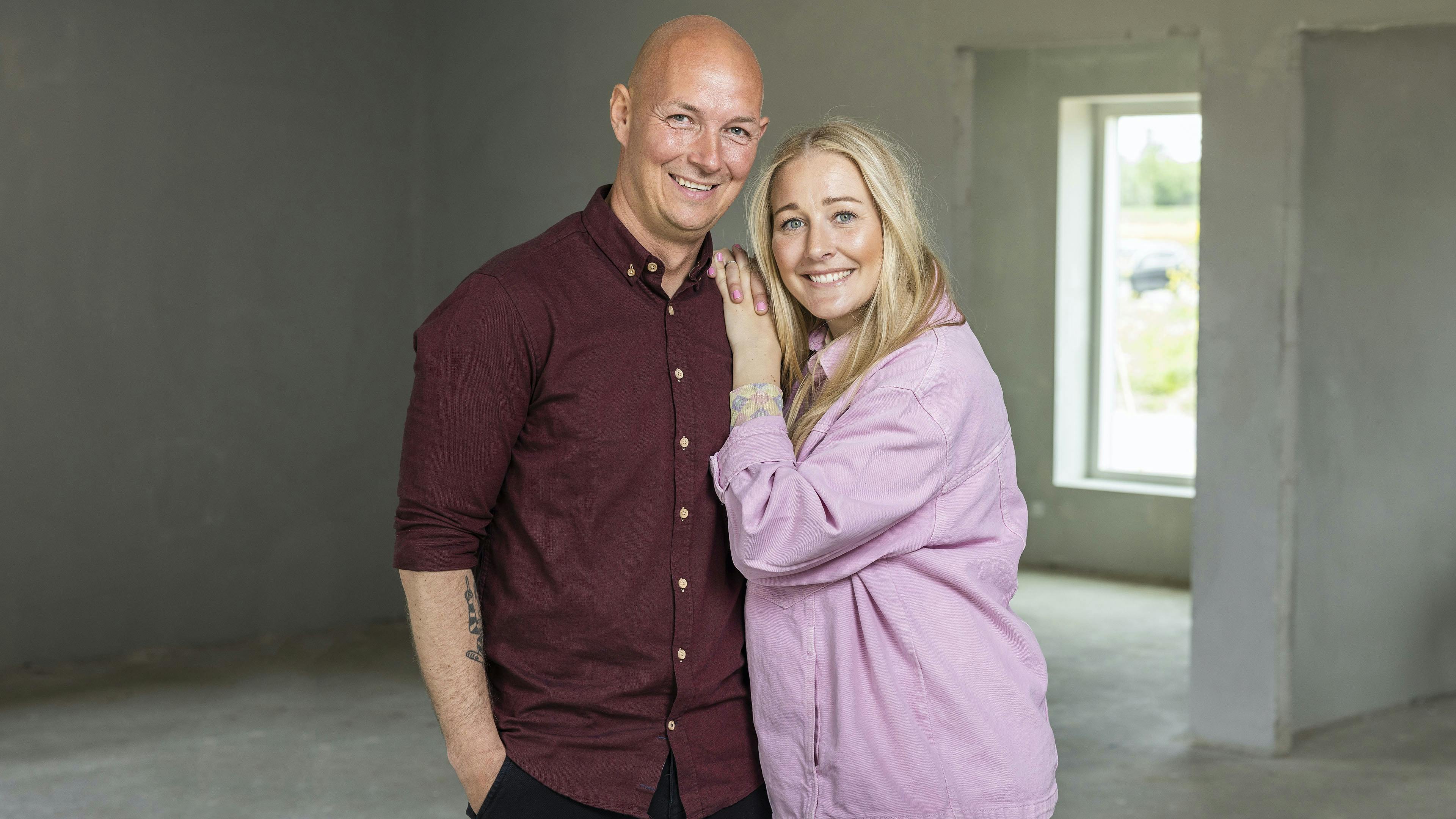I Rødt hus har vi fornøjelsen af at følge Trine og Mikkel. Trine og Mikkel fra Nybyggerne
