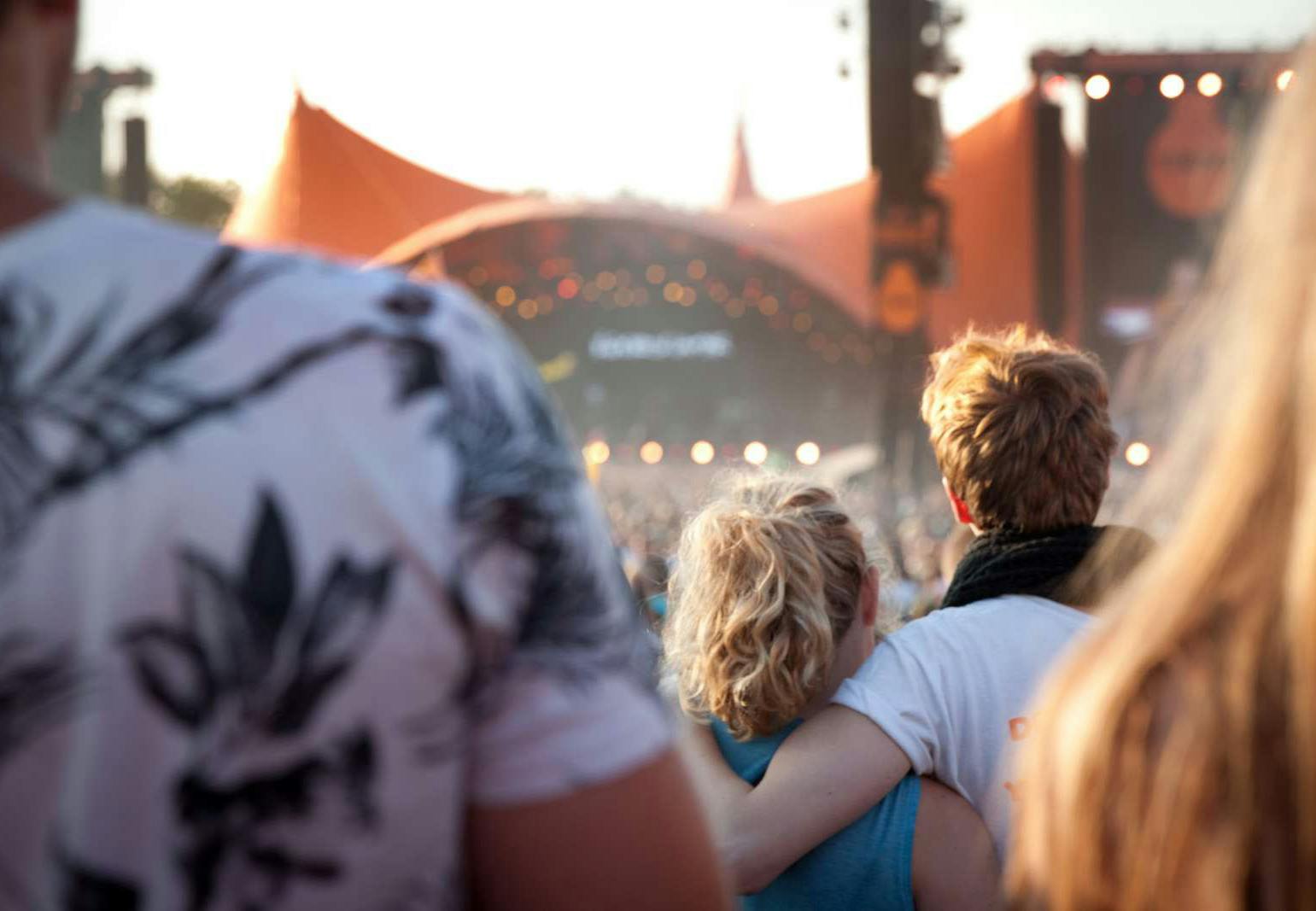 Sommerstemning Mann og kvinne foran Orange scene på Roskilde Festival
