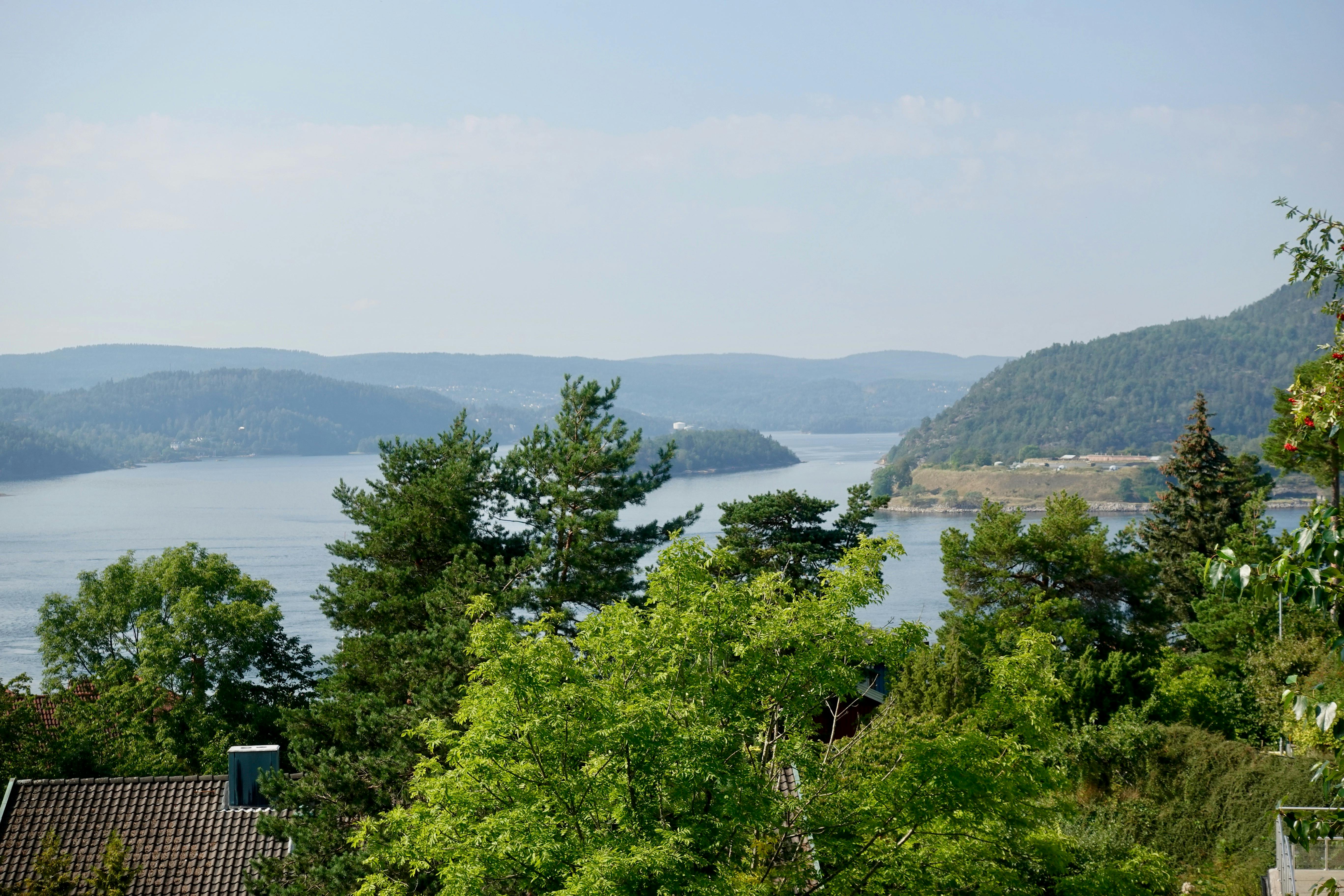 Utsikt til Oscarsborg festning, Håøya og Vestfjorden fra Eva Mellquists hage.