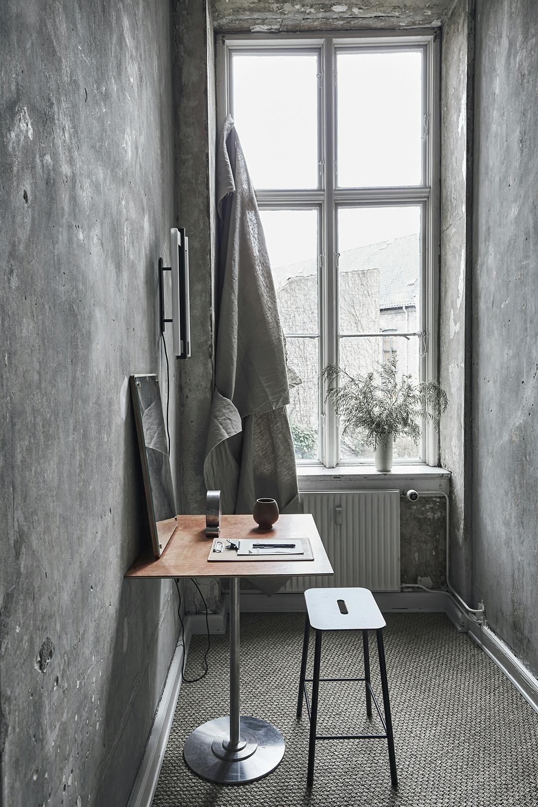 In de schrijfhoek staat Per Holland Bastrups tafel, met leren blad en metalen poot. In de schrijfhoek staat Per Holland Bastrups tafel, met leren blad en metalen poot.
