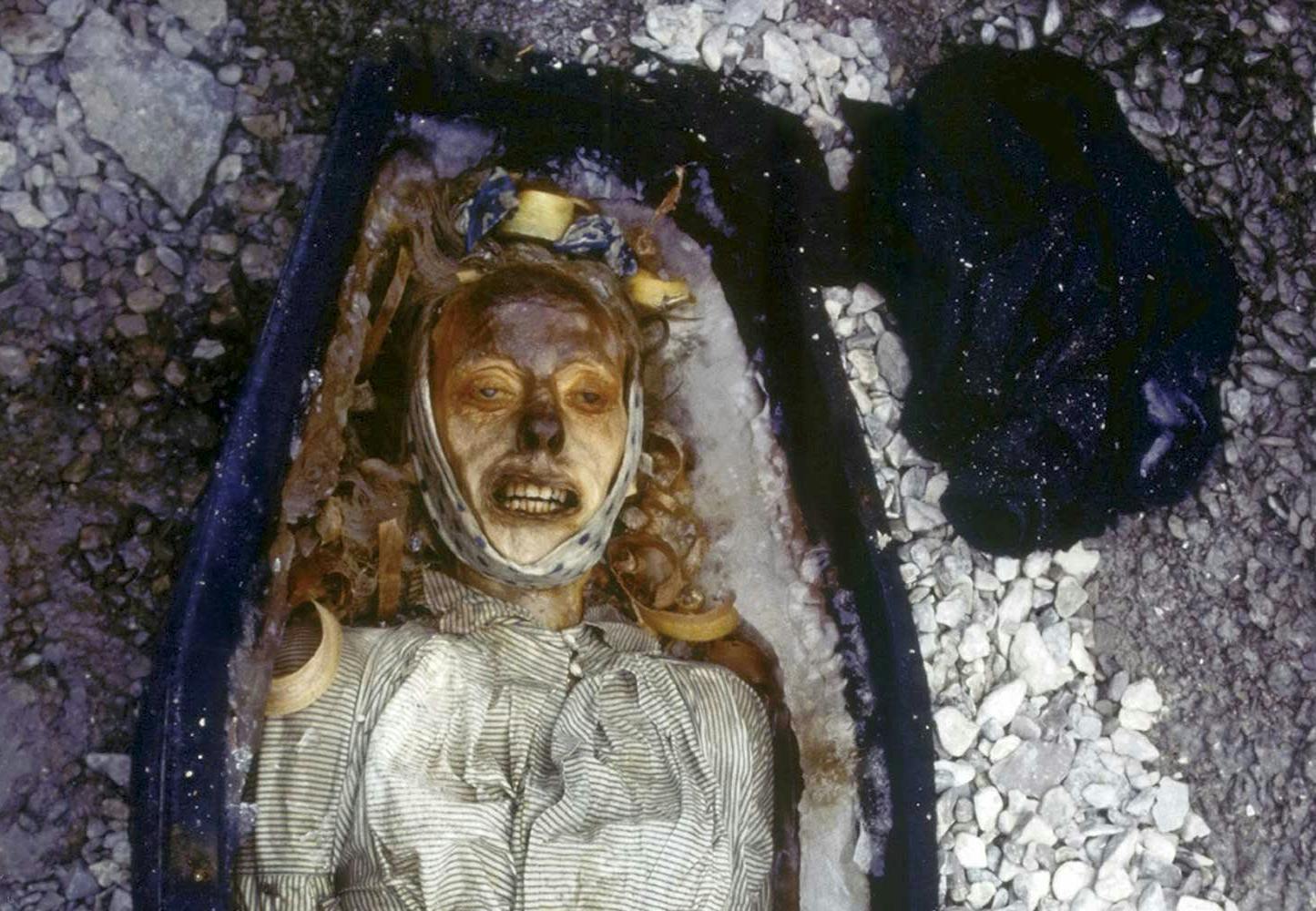 Stoker John Torrington werd als een van de weinige bemanningsleden begraven in een kist. De rest van de 130-koppige bemanning verging langst de IJszeekust.