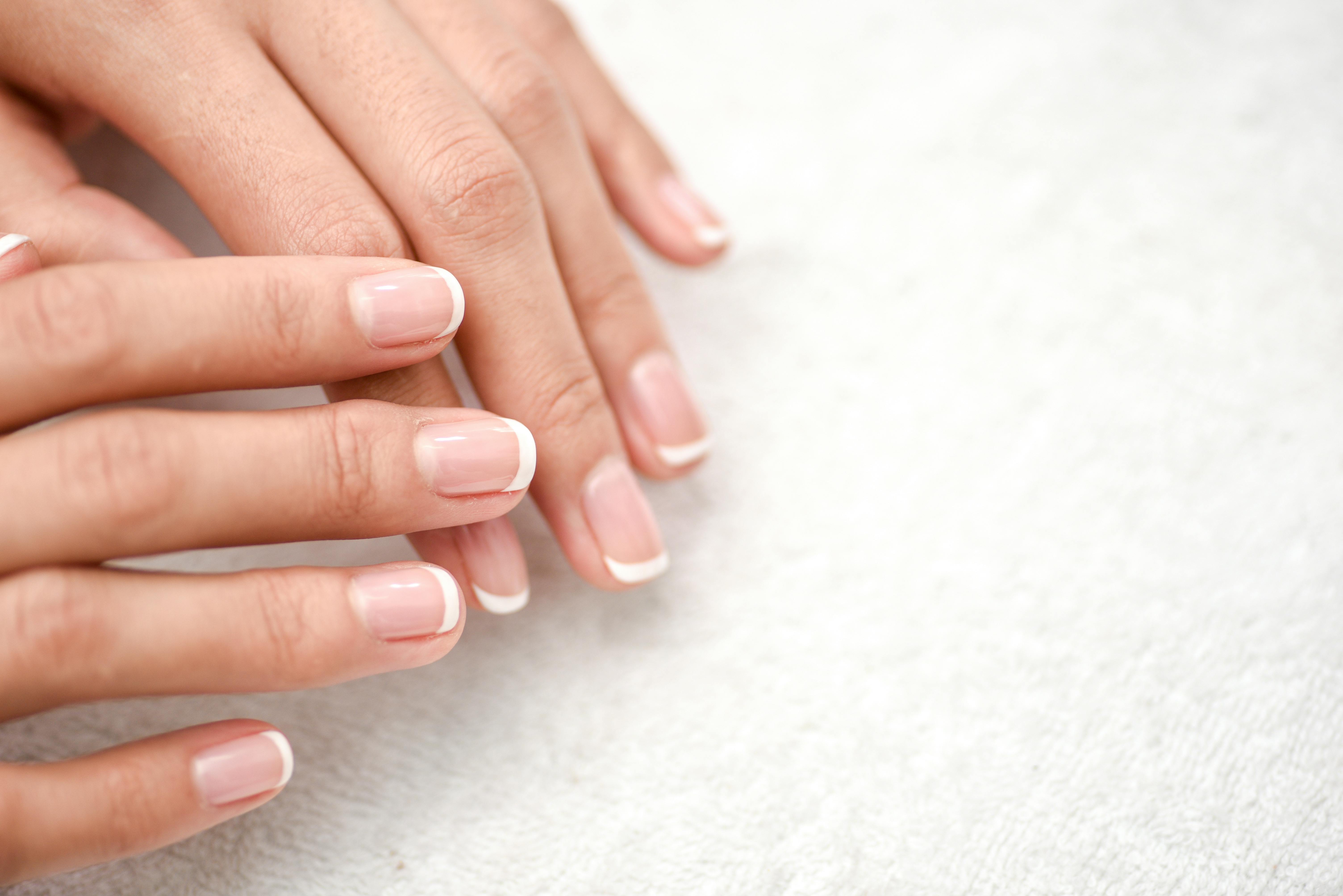 Du kan også lave fransk manicure. Flot fransk manicure