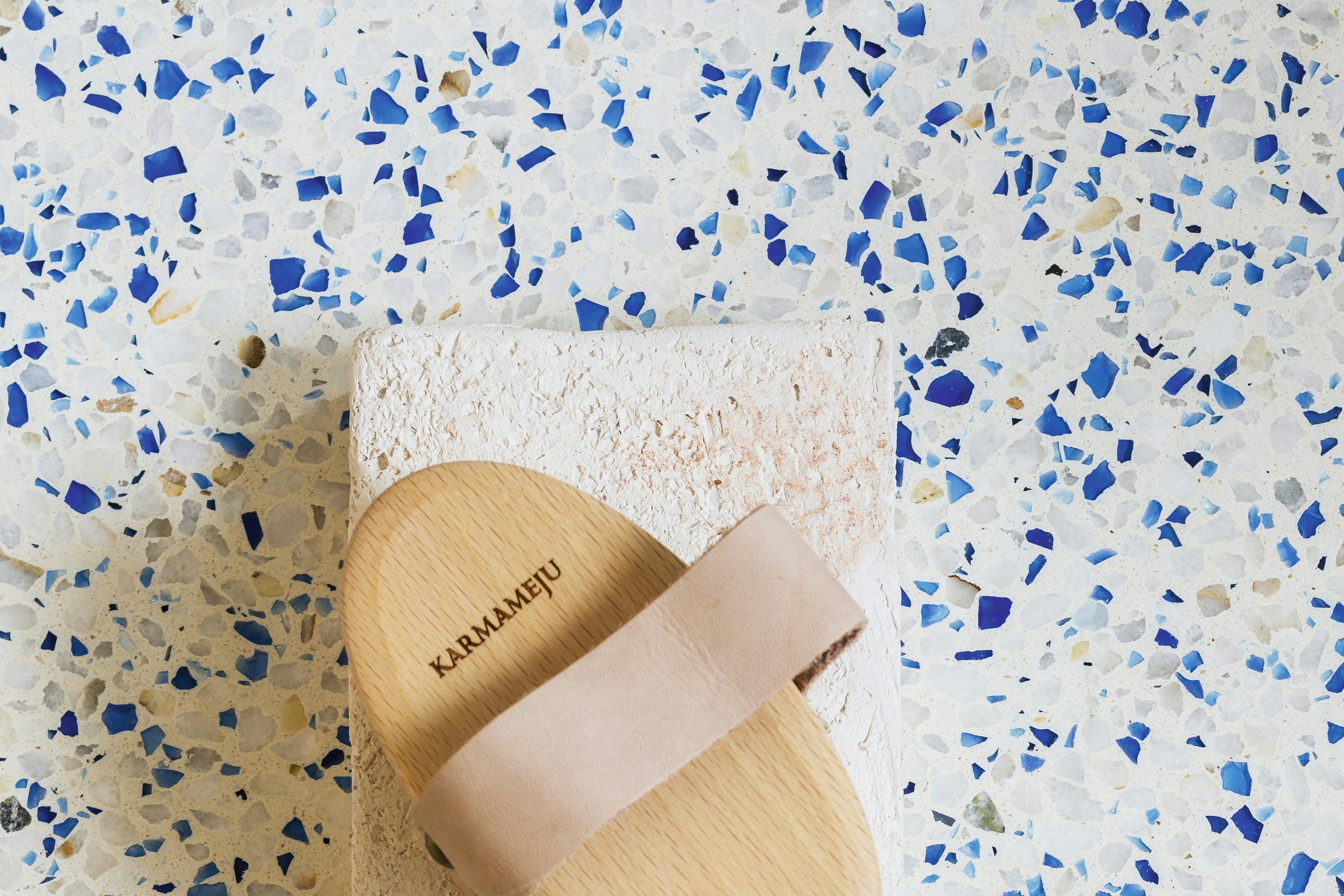 Het terrazzo betovert. Daarom zijn de overige details simpel, zoals deze borstel van Karmameju. blauw terrazzo Huguet Mallorca Paris White Karmameju