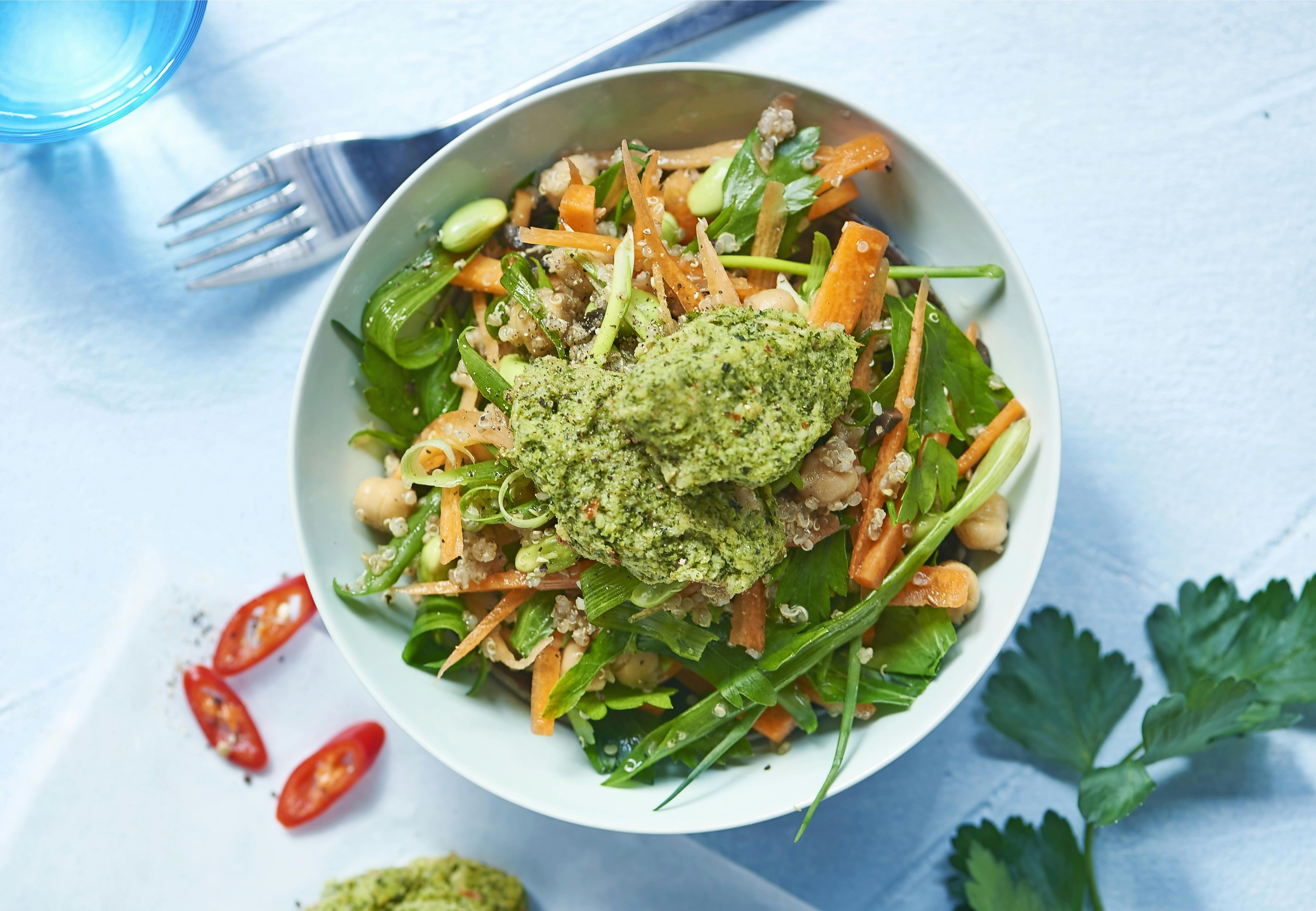 Skål med salat og brokkoliboller