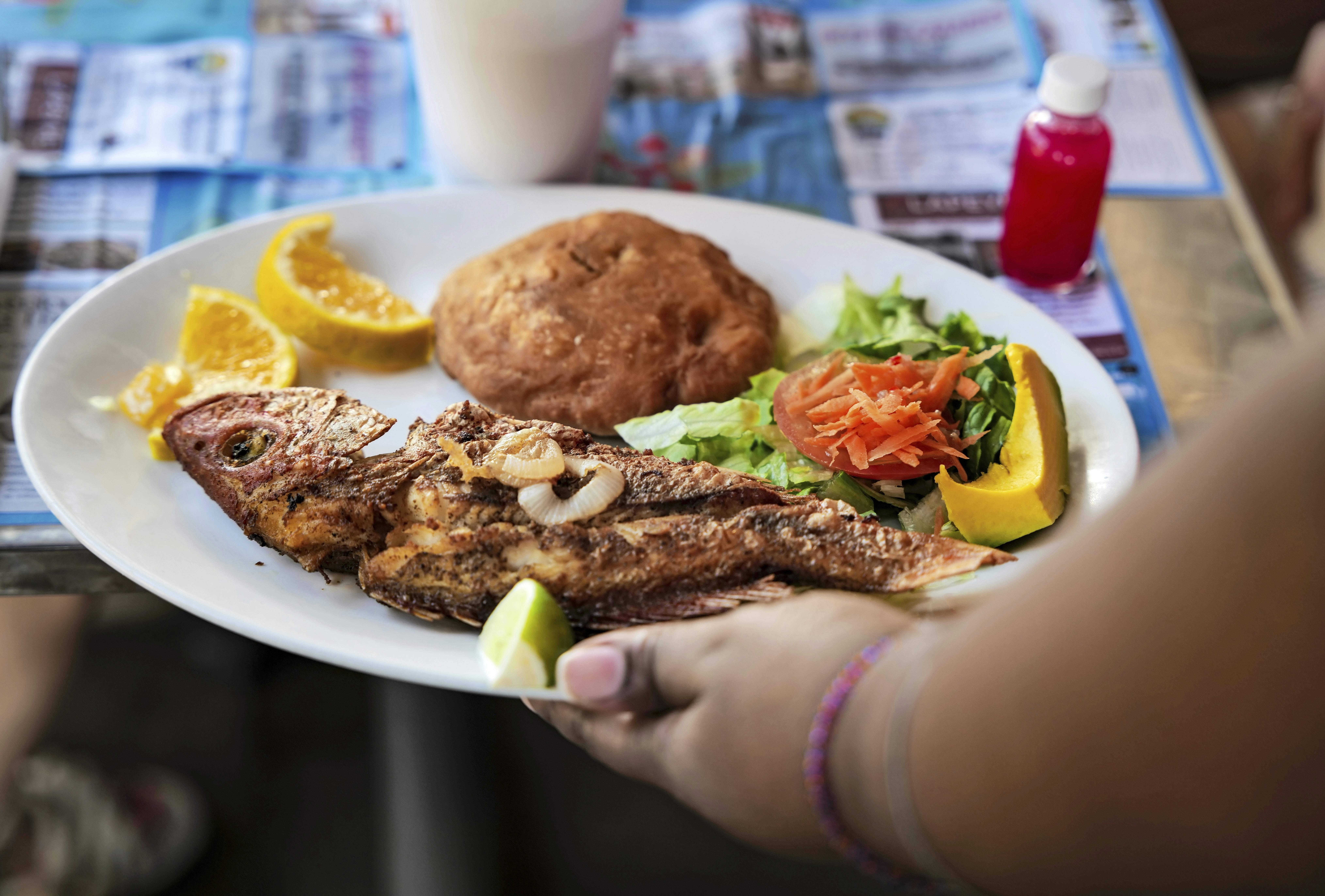 Når du spiser godt, lever du godt, og du spiser godt på både Saint Martin og Sint Maarten. Når du spiser godt, lever du godt, og du spiser godt på både Saint Martin og Sint Maarten.