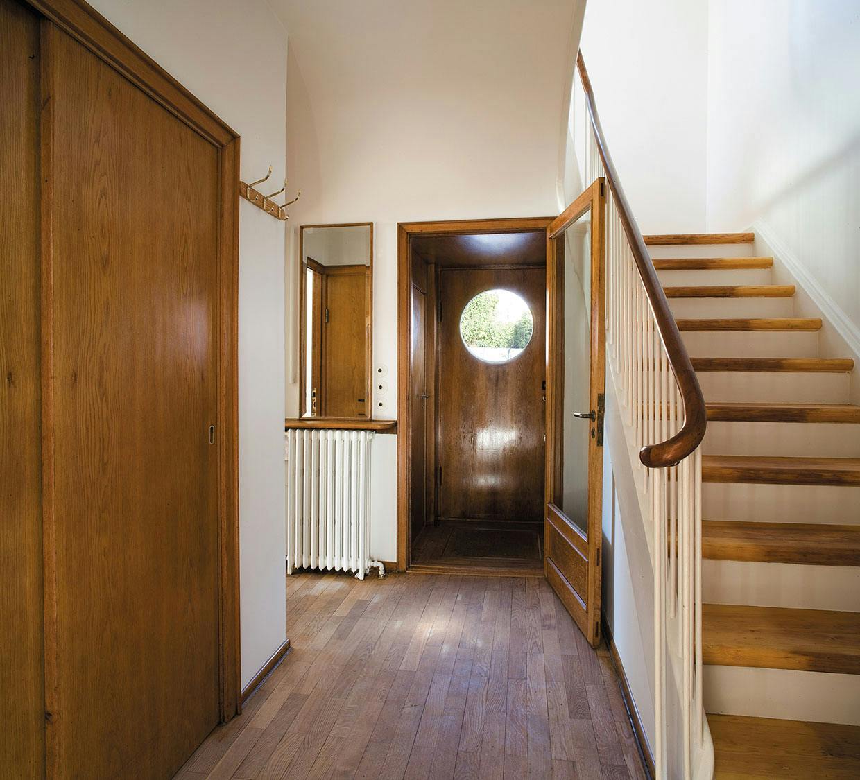 Hall'en i Arne Jacobsens funkisvilla Hall'en i Arne Jacobsens funkisvilla med trætrappe og oprindeligt træværk.