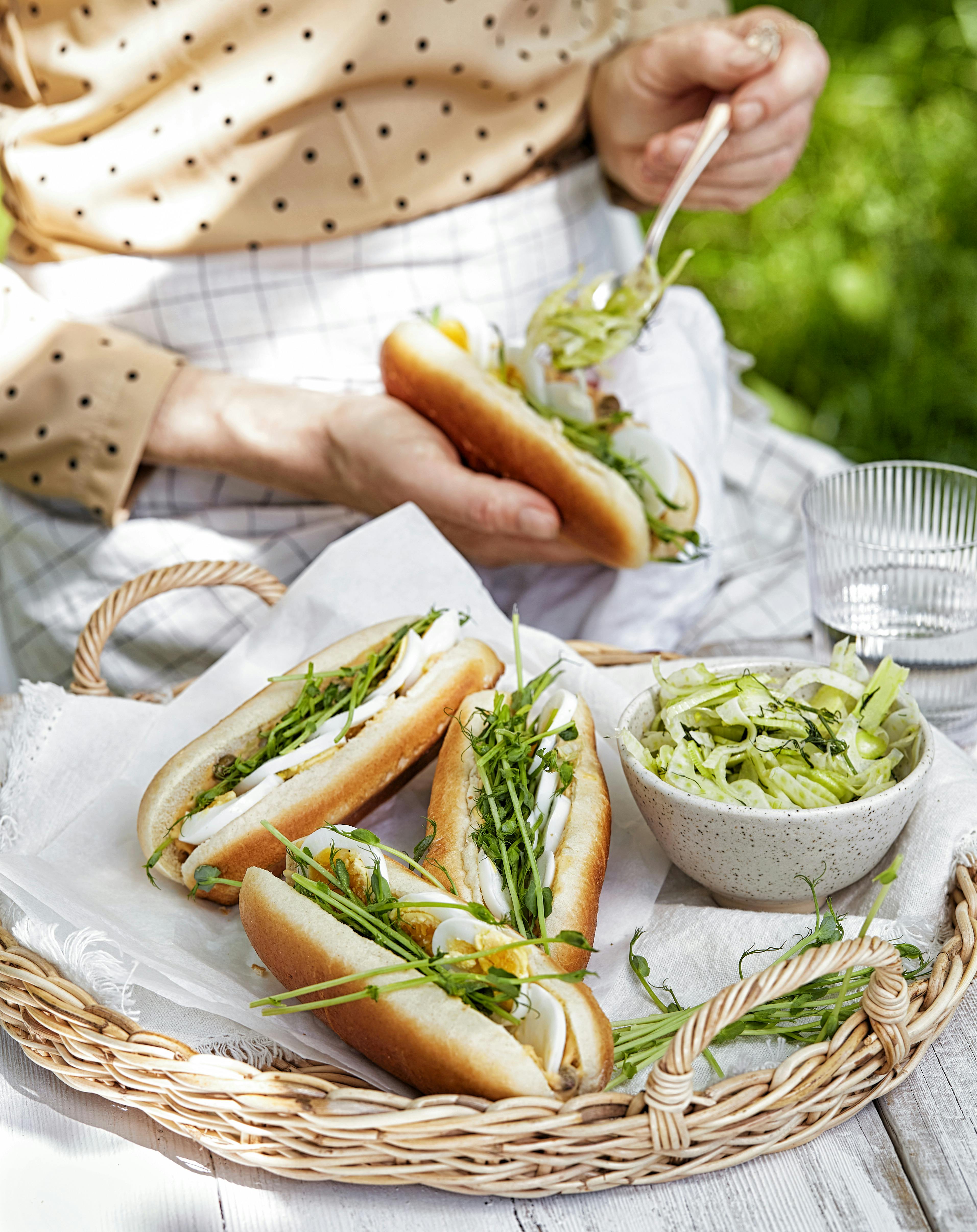 Går du også kold på grillede pølser i løbet af en lang sommer, så haps en hotdog med tunsalat i stedet. Hotdogs og tunsalat