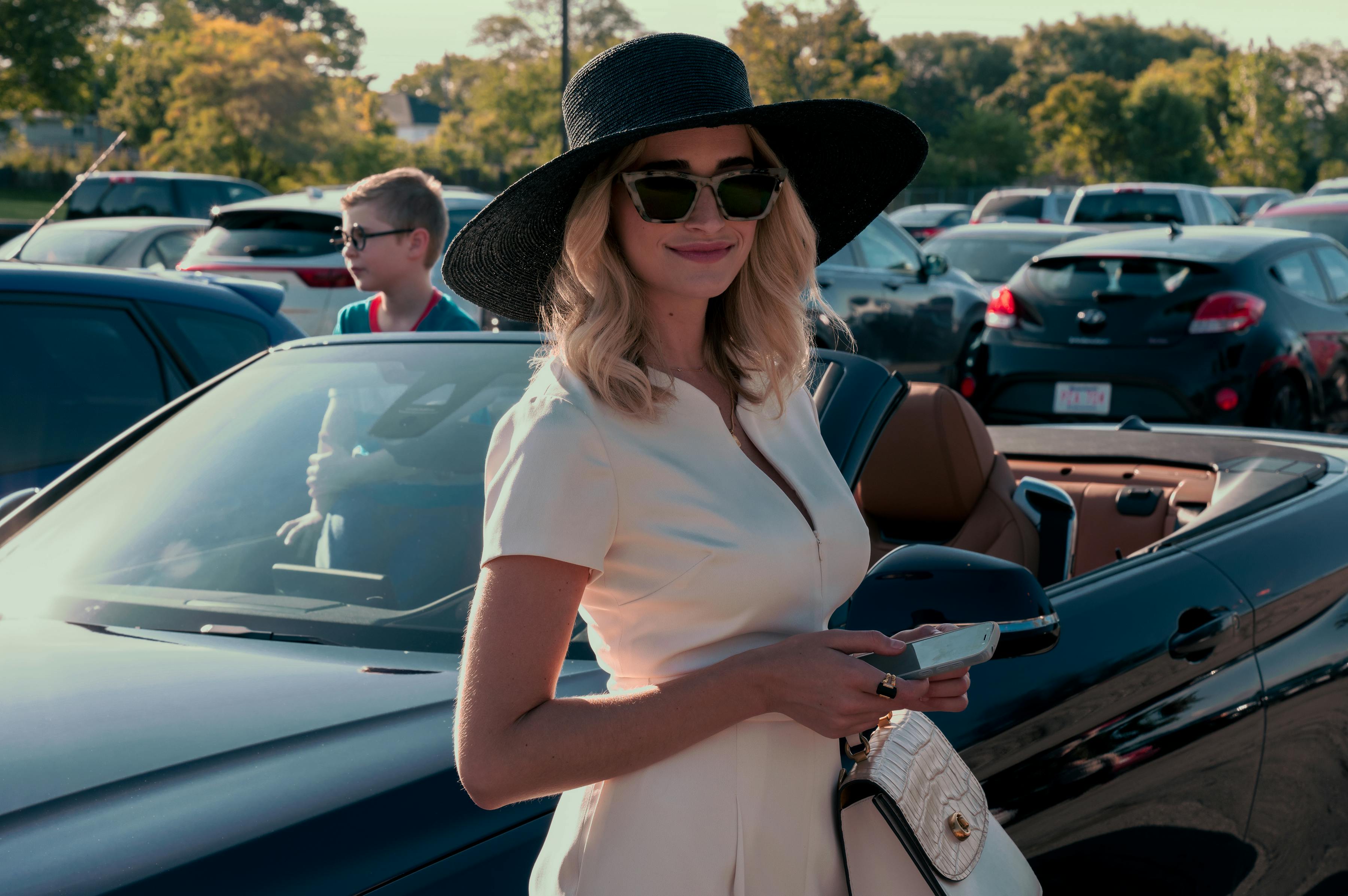 Brianne Howey spiller alene mor til to som Georgia i Ginny & Georgia. Ginni & Georgia på Netflix