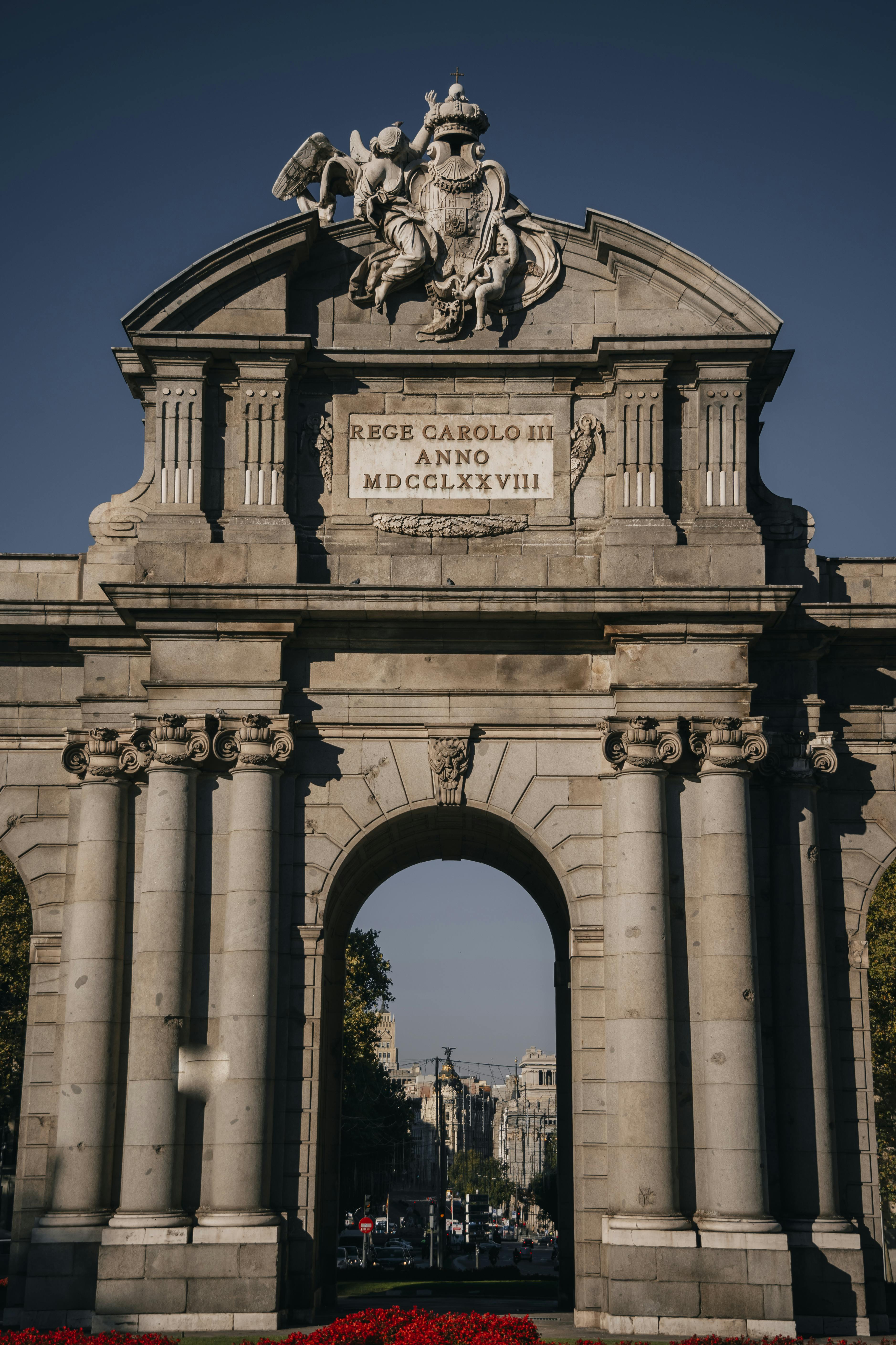 Puerta de Alcalá vidner om dengang, Madrid var omringet af bymure. Gammel søjlebygning i Madrid.