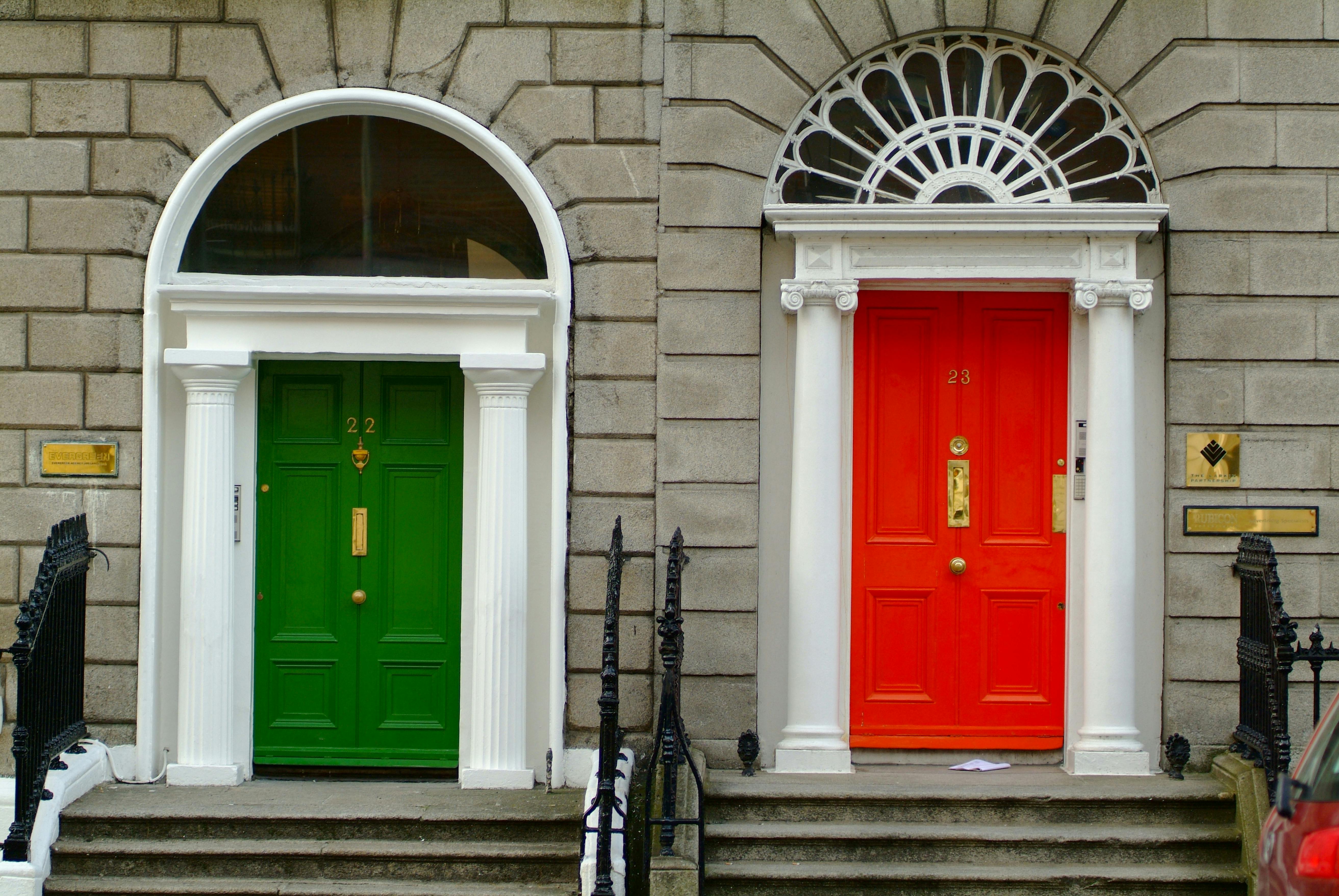 Dublin er berømt for sine mange farverige døre. Gegorianske døre, Dublin, Irland