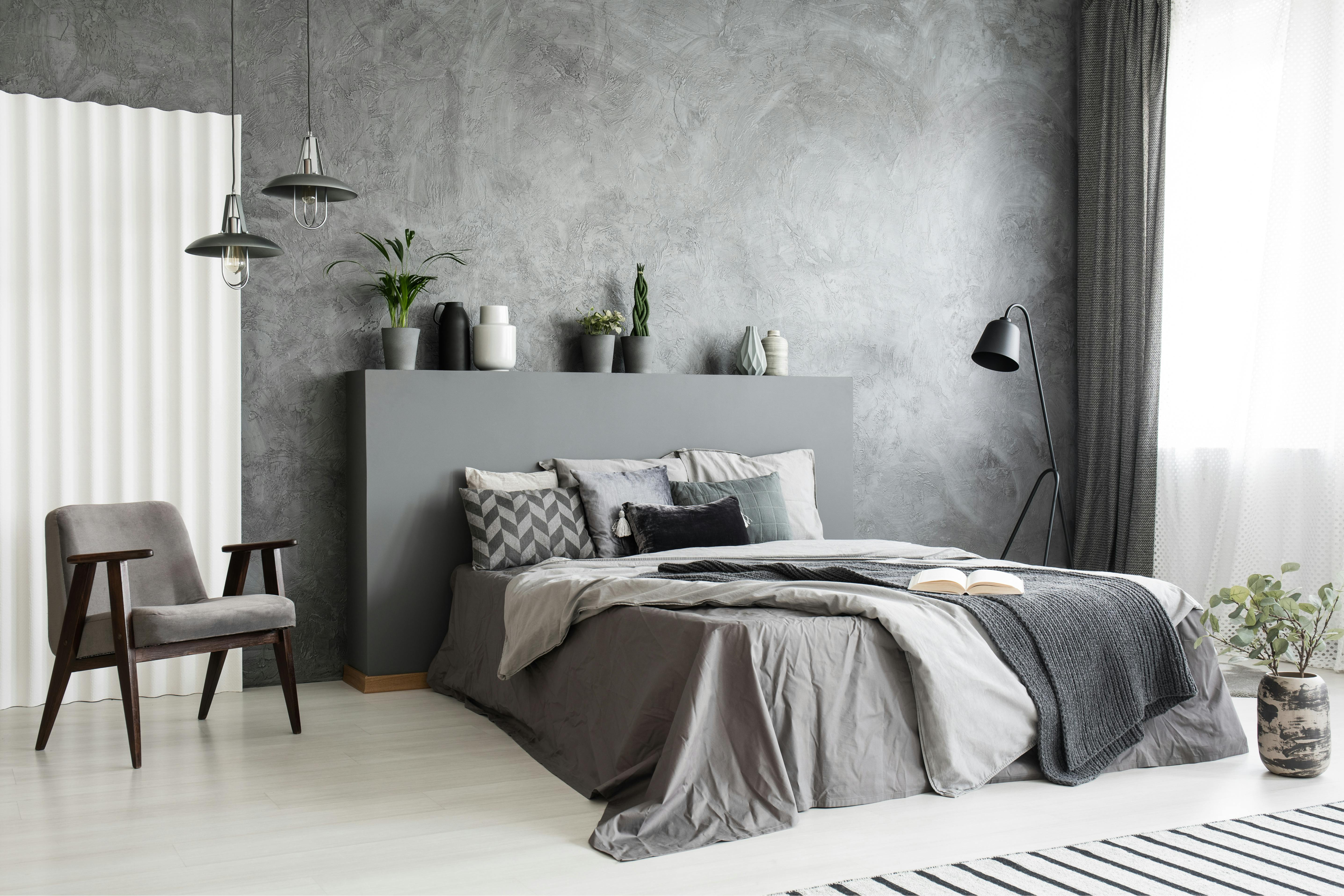 Grått soverom med planter