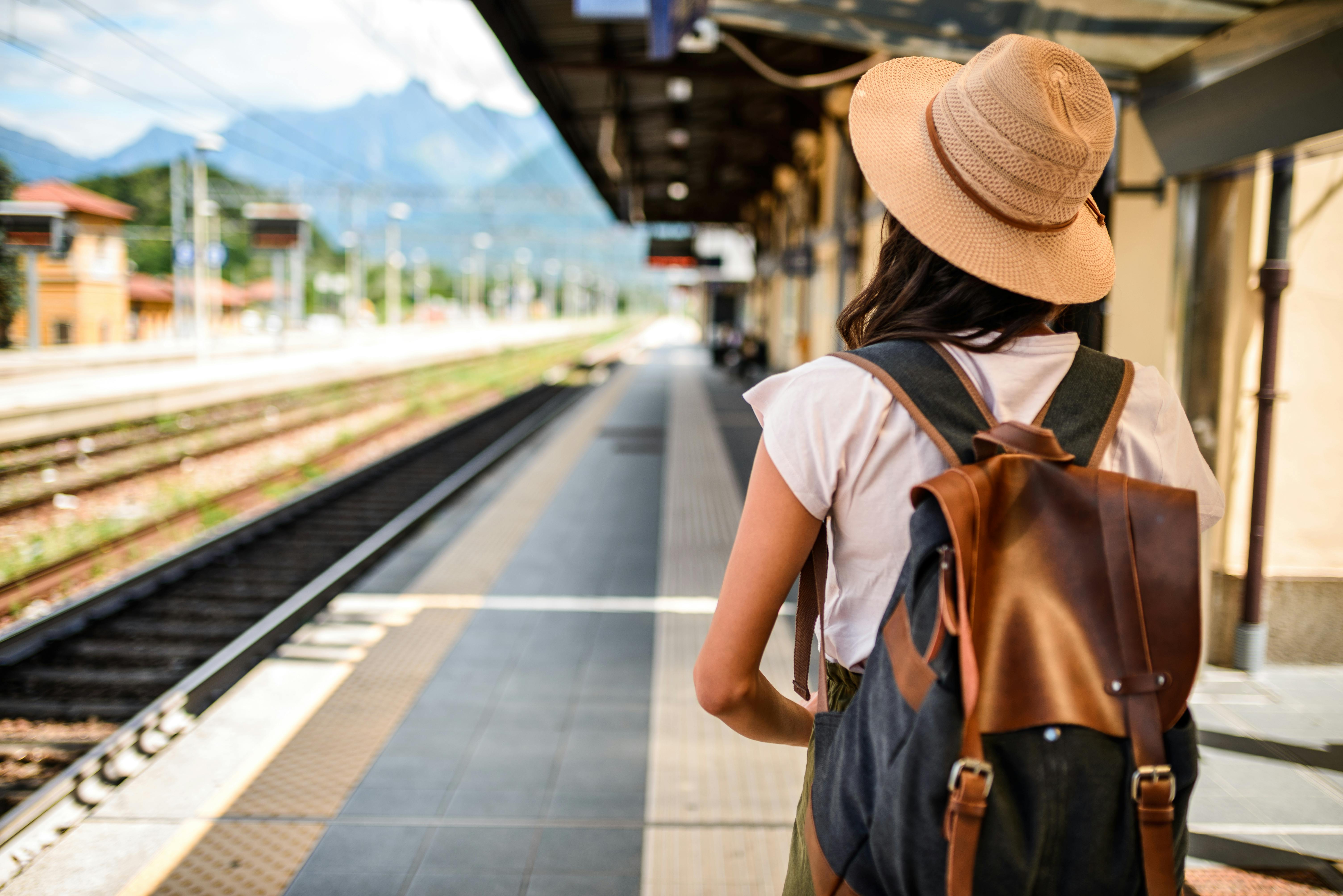 Det kan både være rart og lidt restriktivt at planlægge en Interrail-rejse nøje. Kvinde på togstation under Interrail rejse
