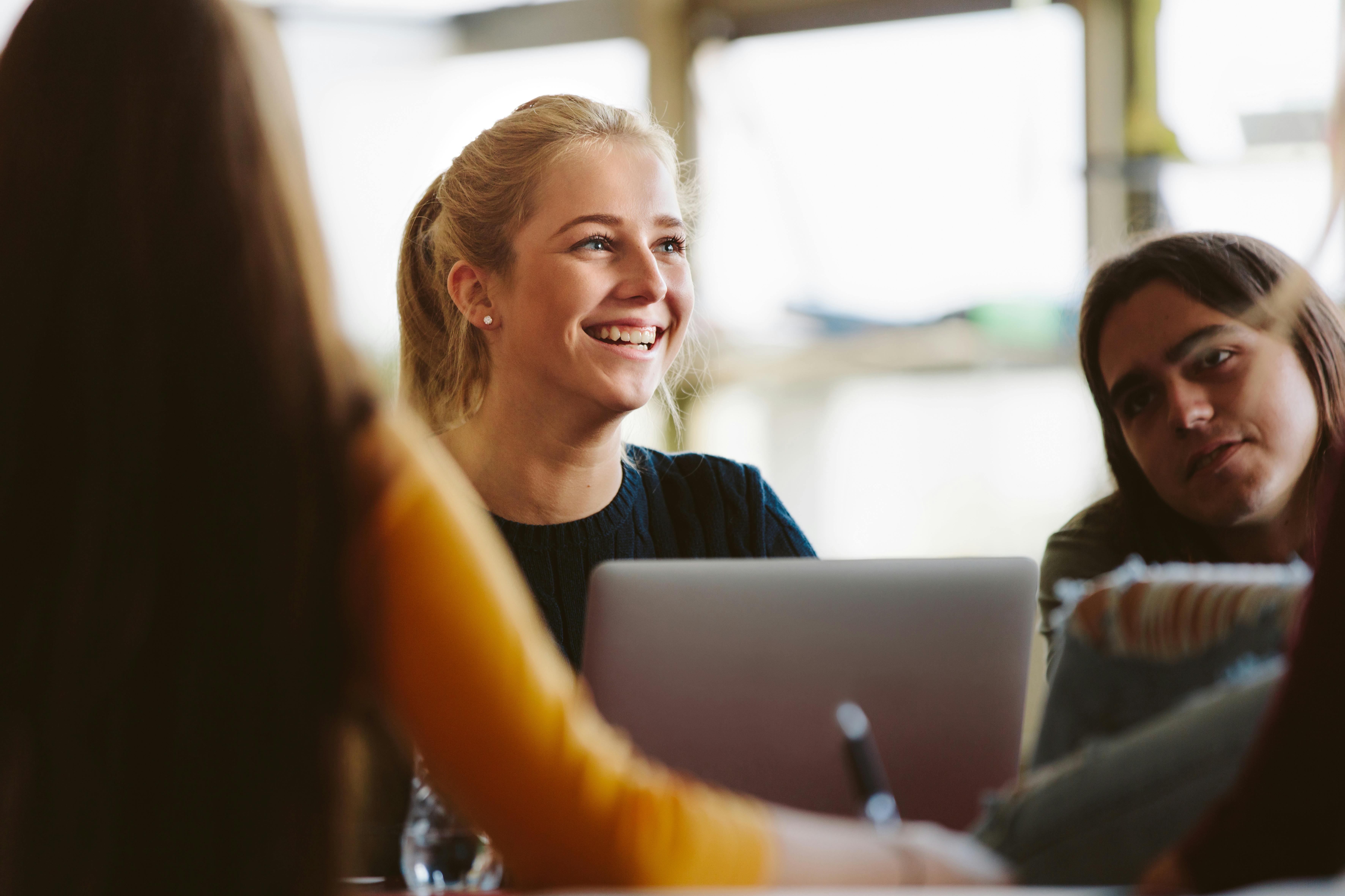 Tænk over, hvad dit ambitionsniveau er på studiet – det behøver ikke nødvendigvis at være topkarakterer! Pige der smiler