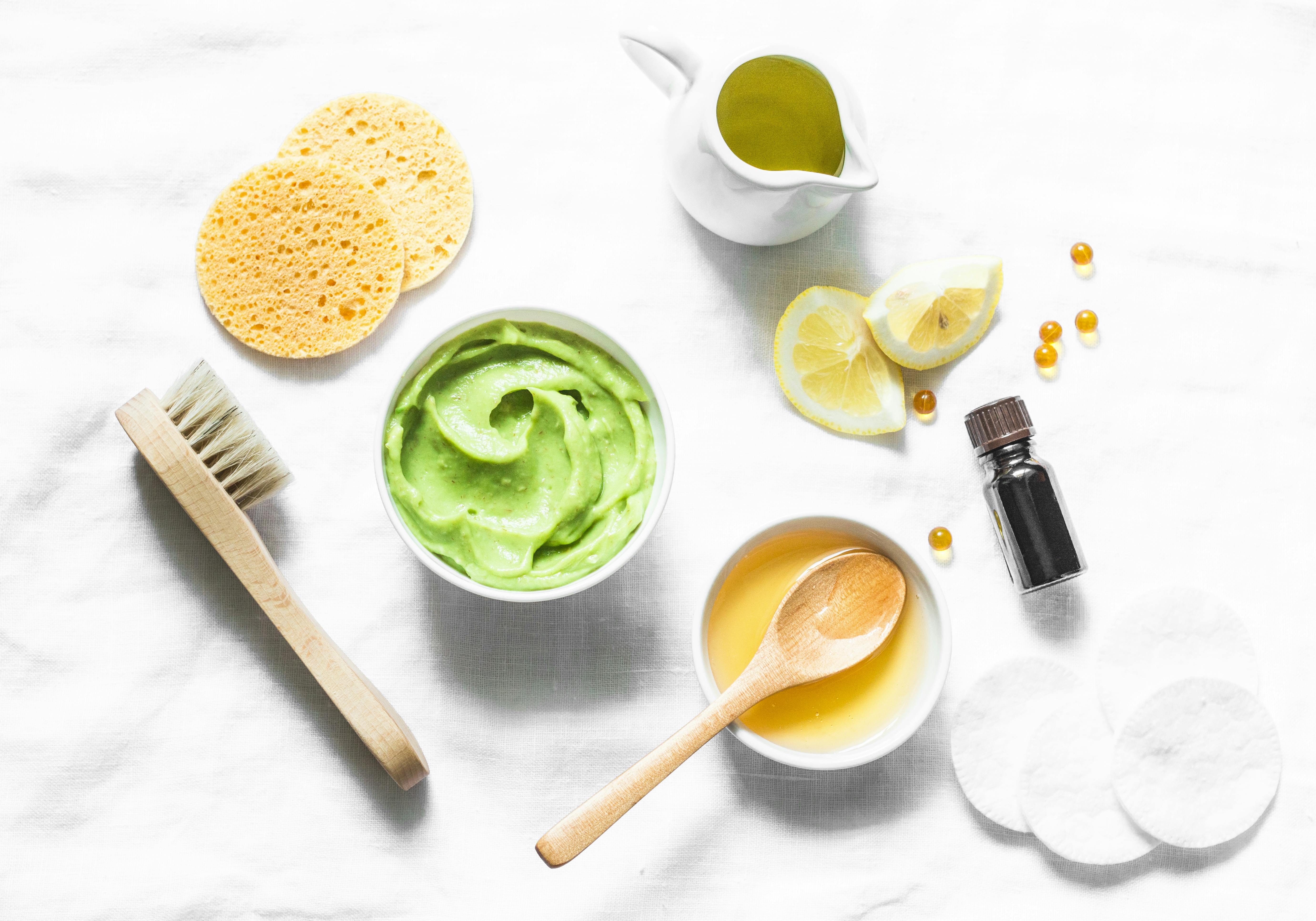 Prøv denne kombination med avocado og citron og se mirakler for huden. Avocado og citron til en skrubbemaske