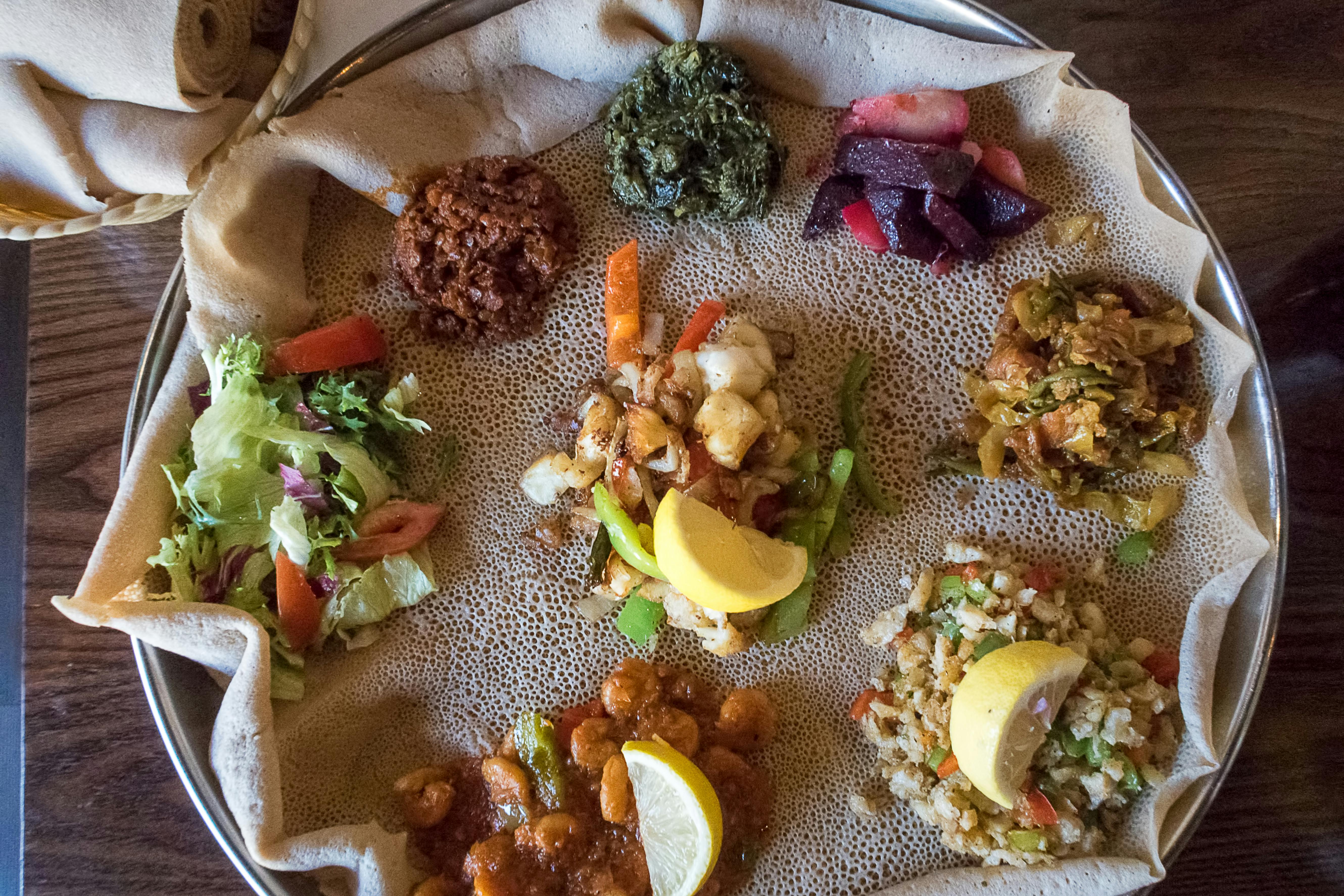 Det klassiske injera brød bliver brugt til at spise mange etiopiske retter. etiopisk mad injera
