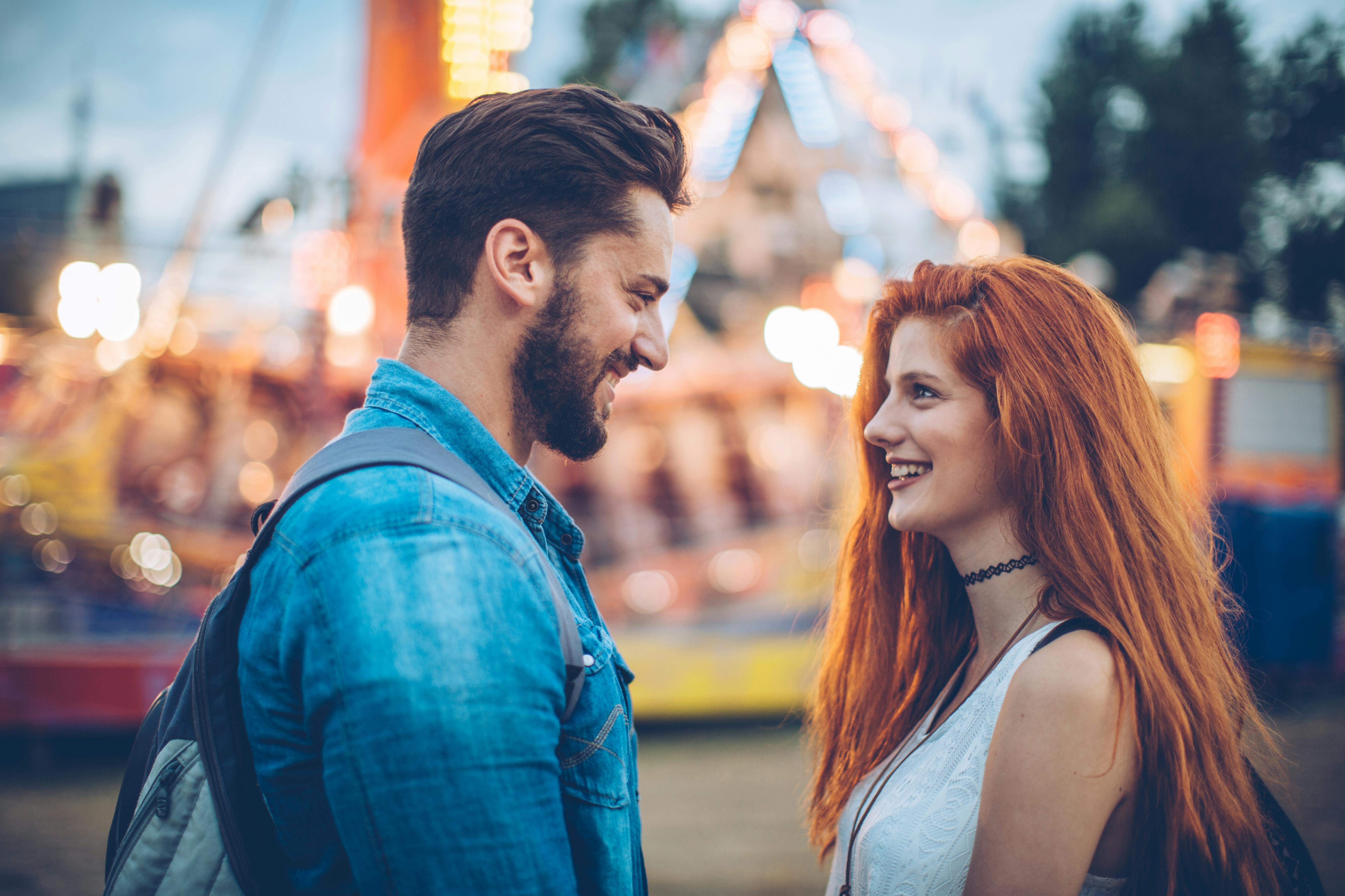 En klassisk løve elsker rampelyset – også i datinglivet. Ung mand og kvinde på date i forlystelsespark