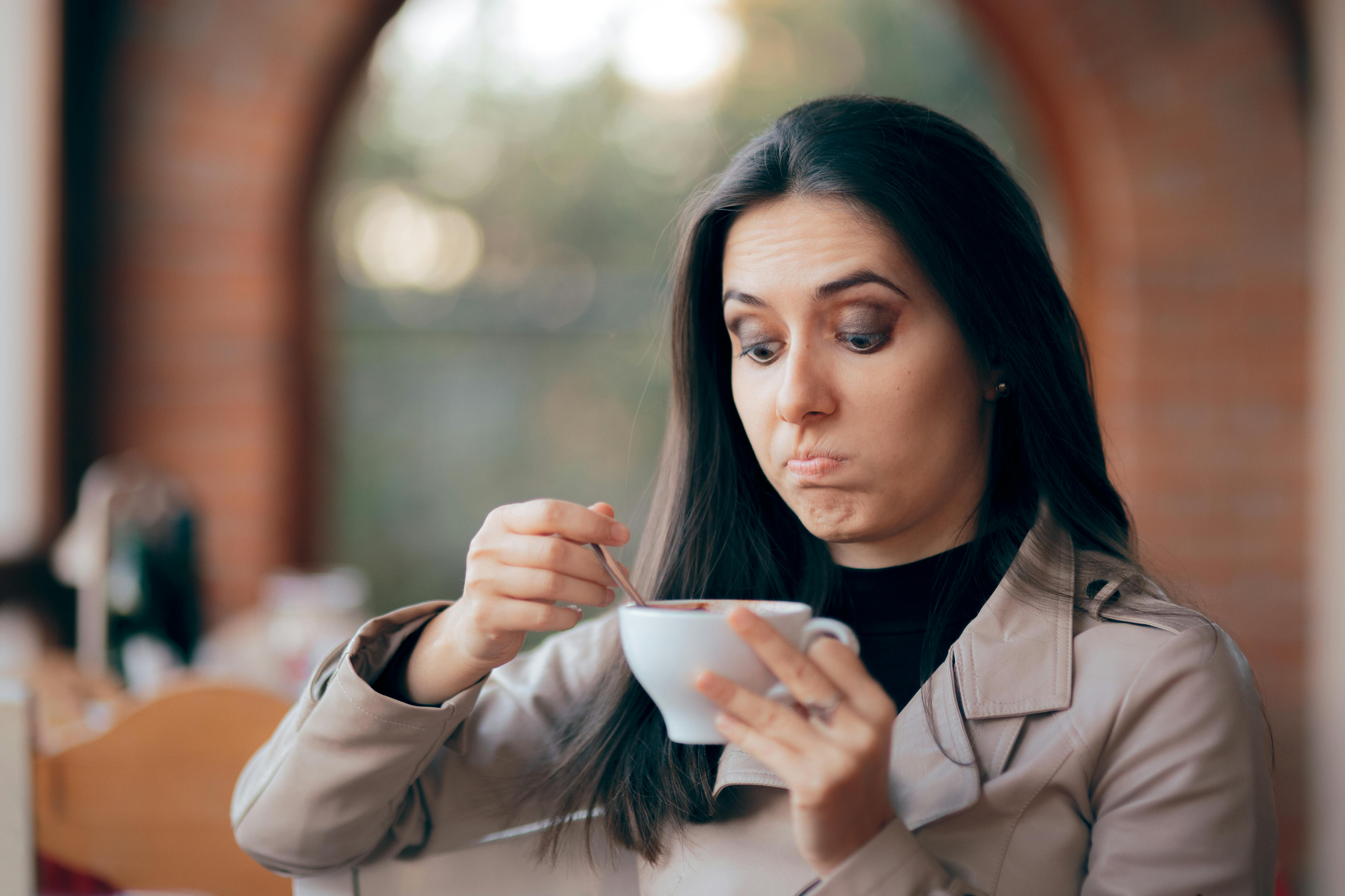 En personlig anbefaling fra os til dig: Sødmælk! Altid sødmælk! Kvinde drikker kaffe