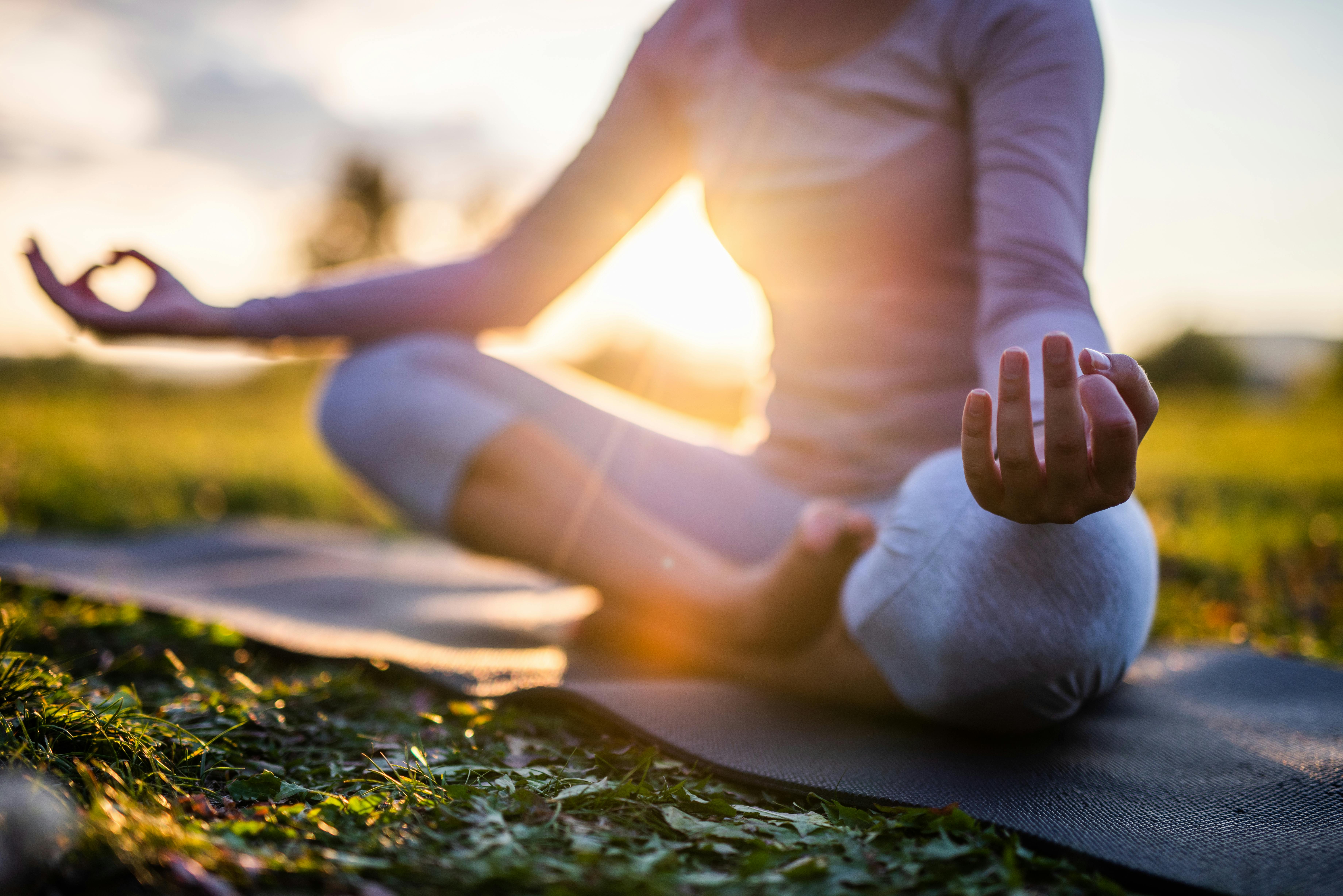Mediter for at få et bedre selvværd. Kvinde der mediterer