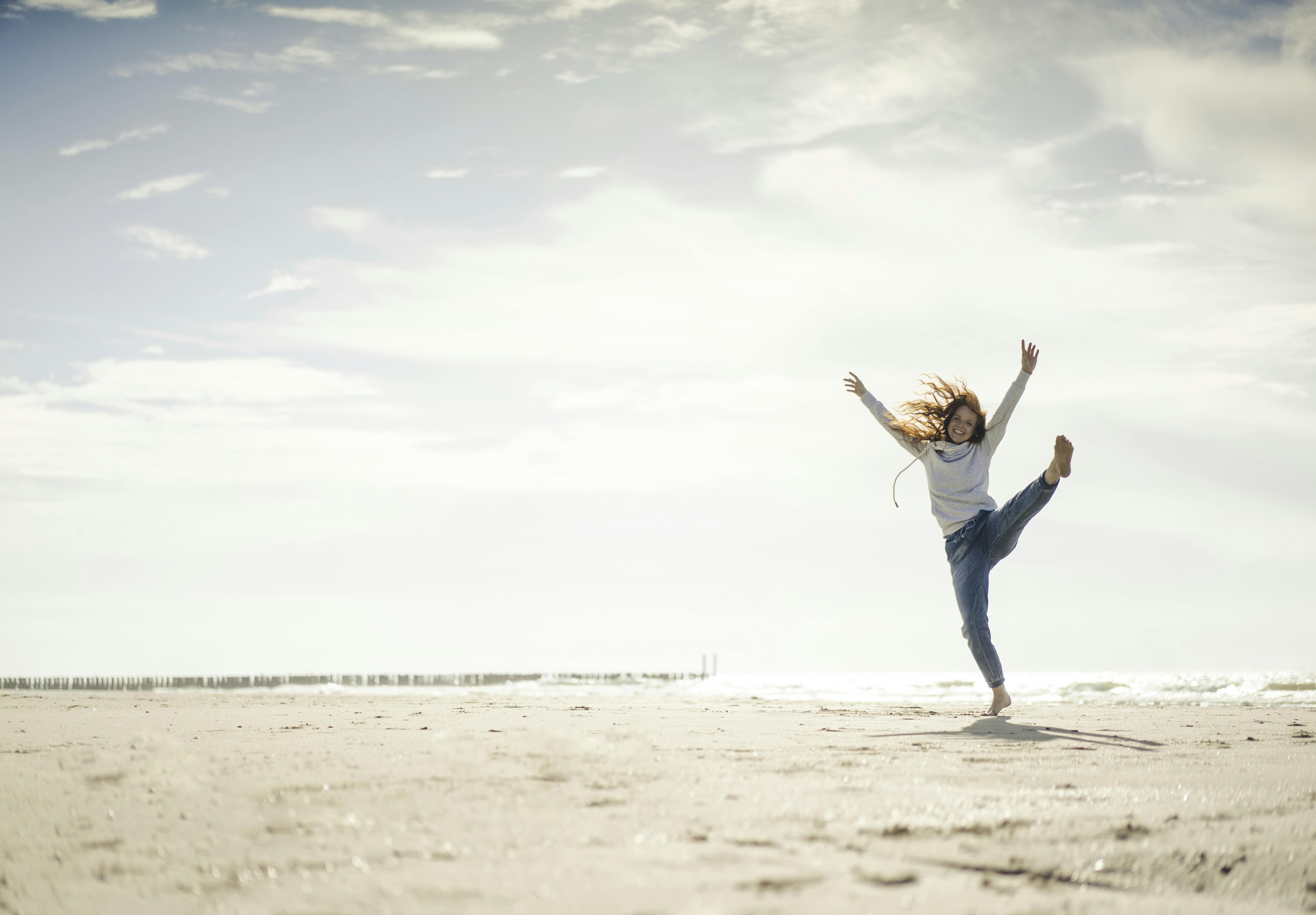 High five med dansebenene. kvinde der danser