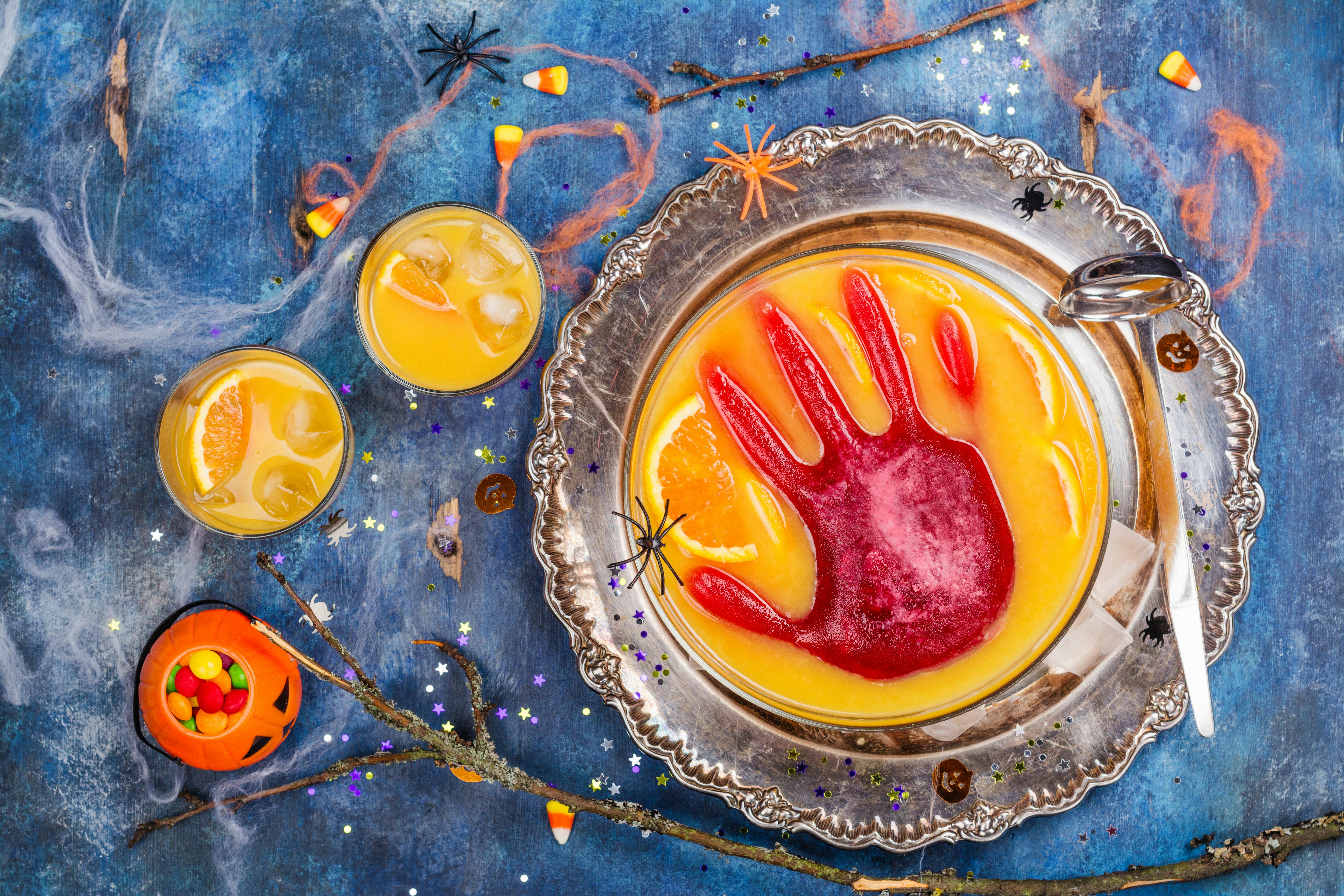 Alle Halloween-drinksene kan pyntes med en hånd af is. Orange drink, halloween drinks til mange, punch