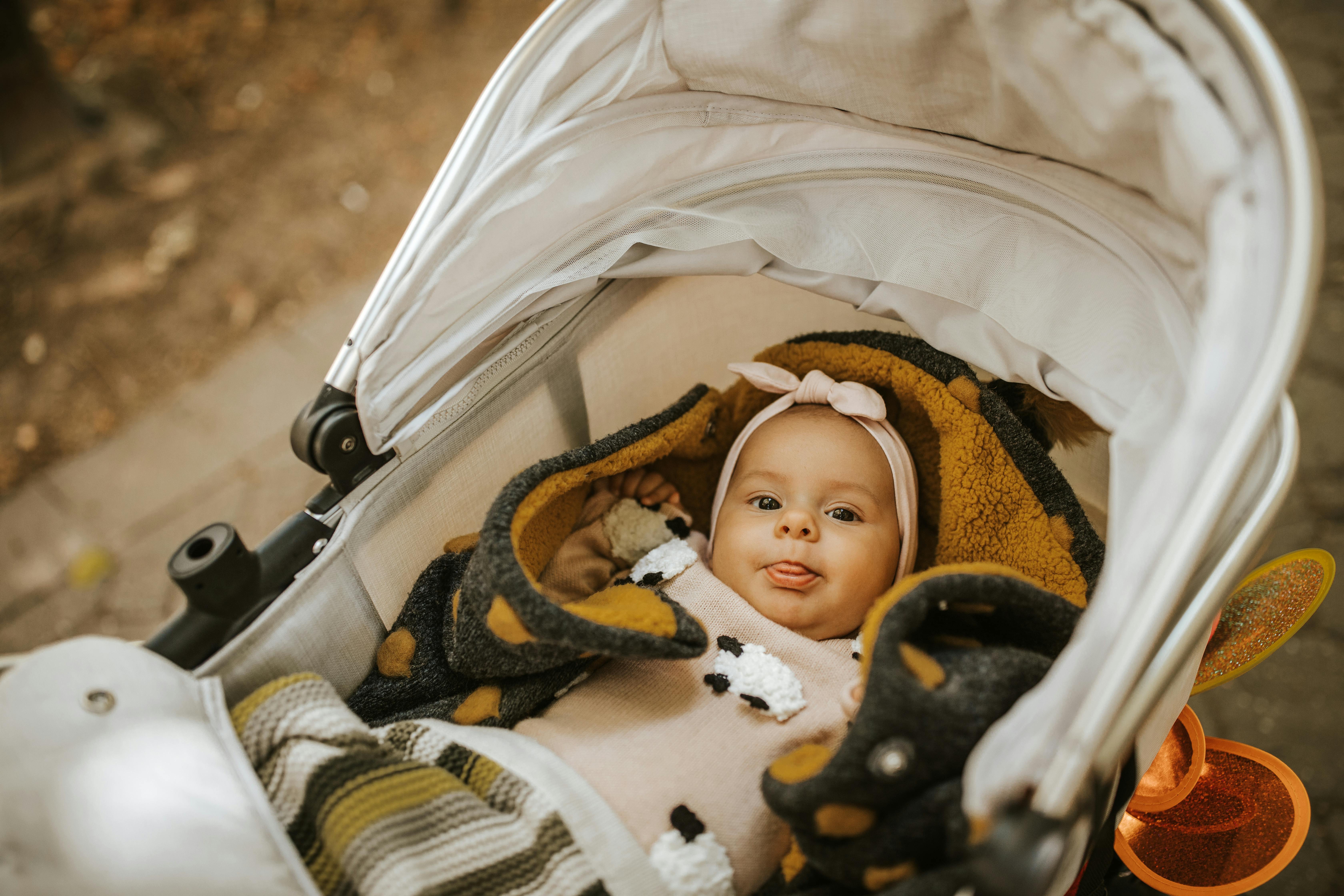 Din lille guldklump kan sagtens hygge sig ude foran butikken i lidt tid. Baby i barnevogn