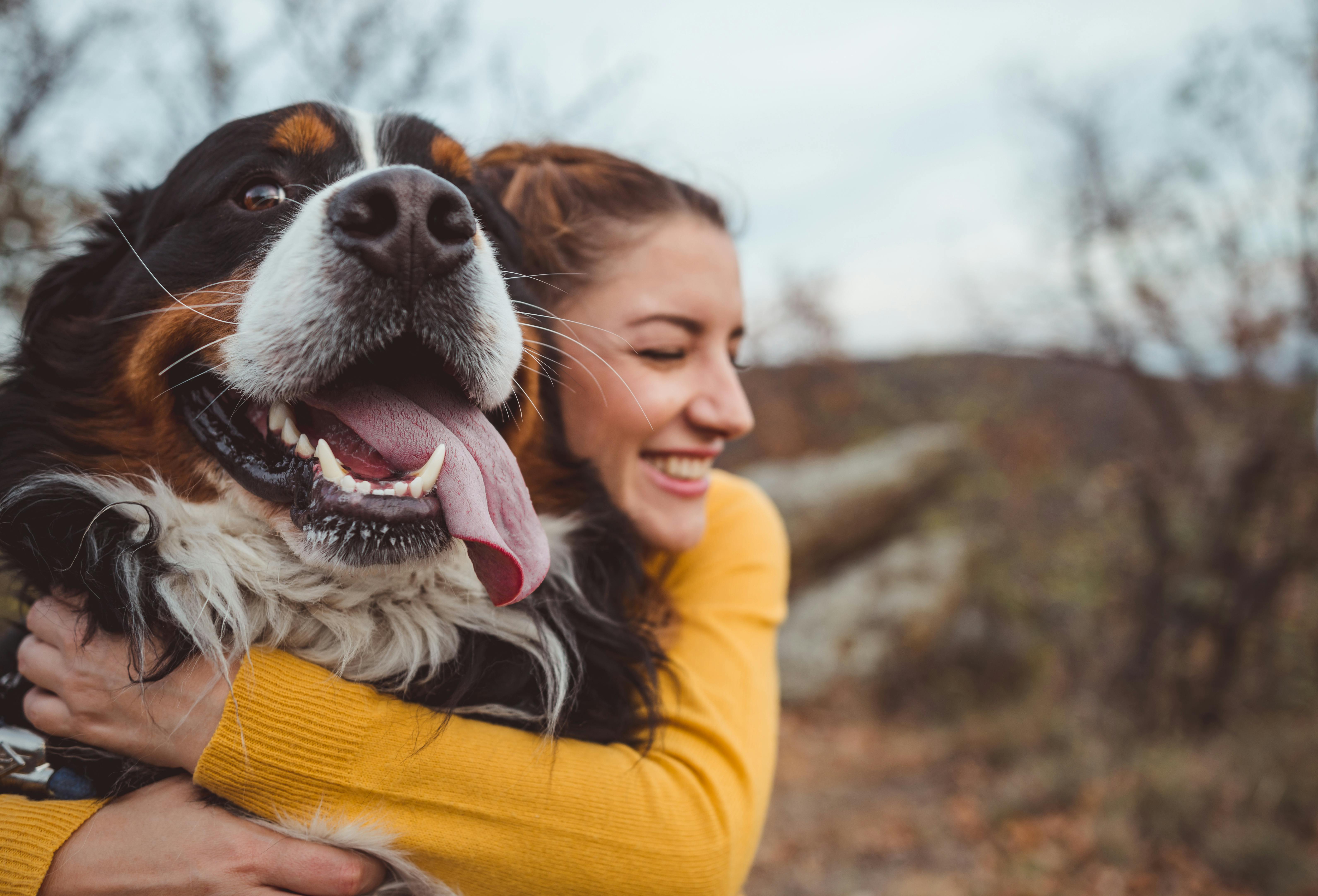 Synes du også, at hunden er det bedste familiemedlem? Kvinde krammer sin hund
