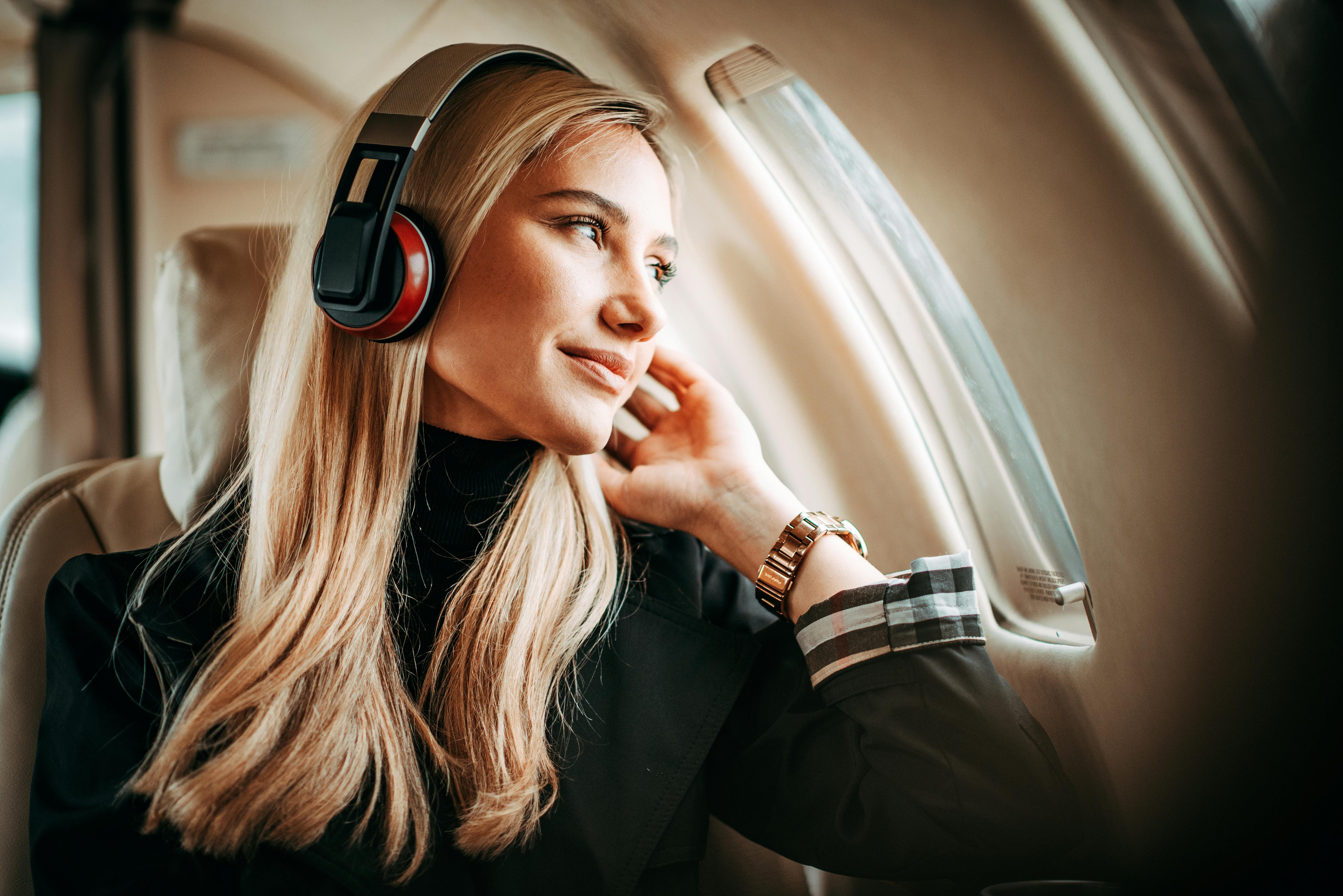 Det er helt vanlig å få propper i ørene når du er ute og flyr En kvinne sitter i et fly