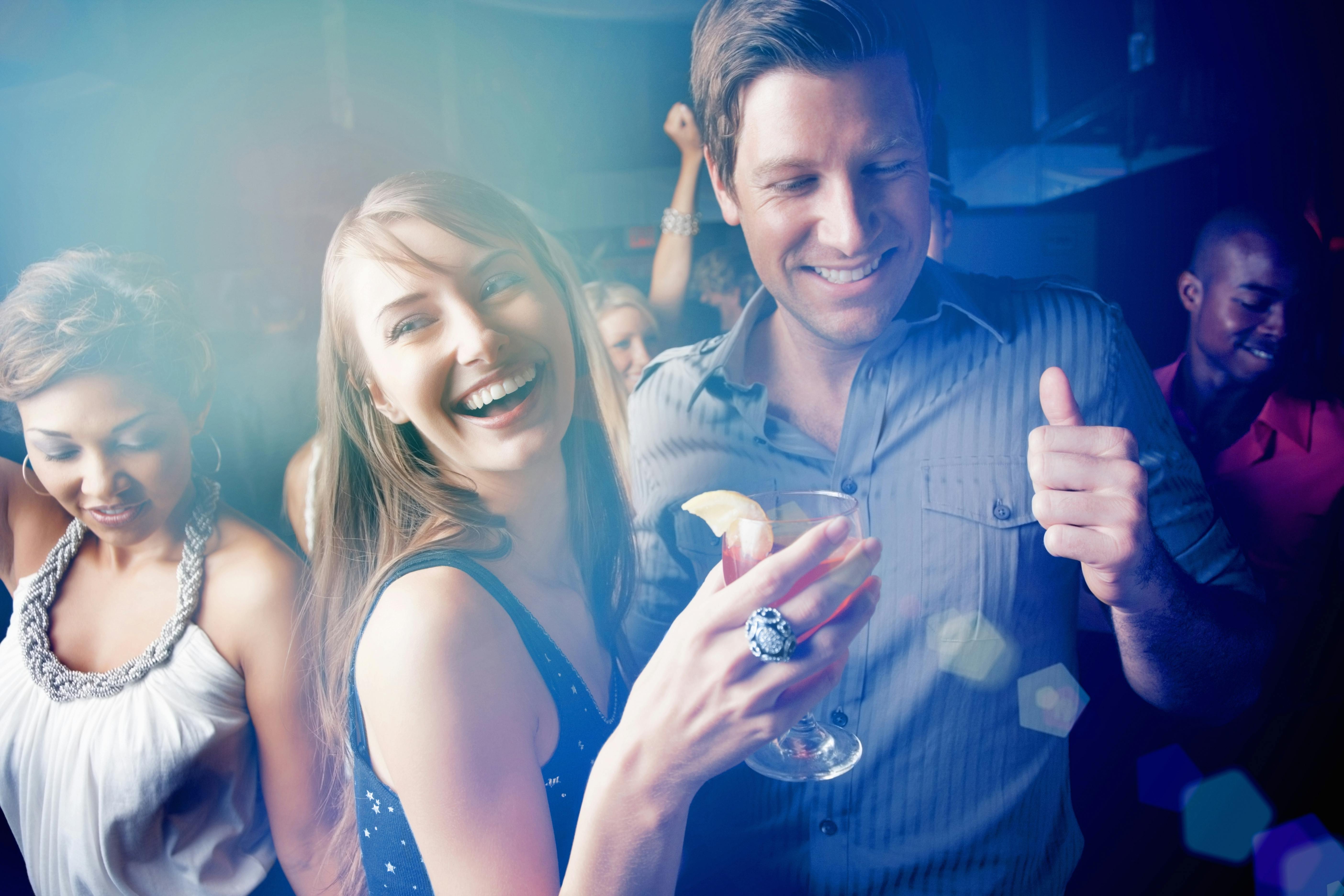 Det er den bedste anledning til at komme helt tæt på din flirt. Par der danser