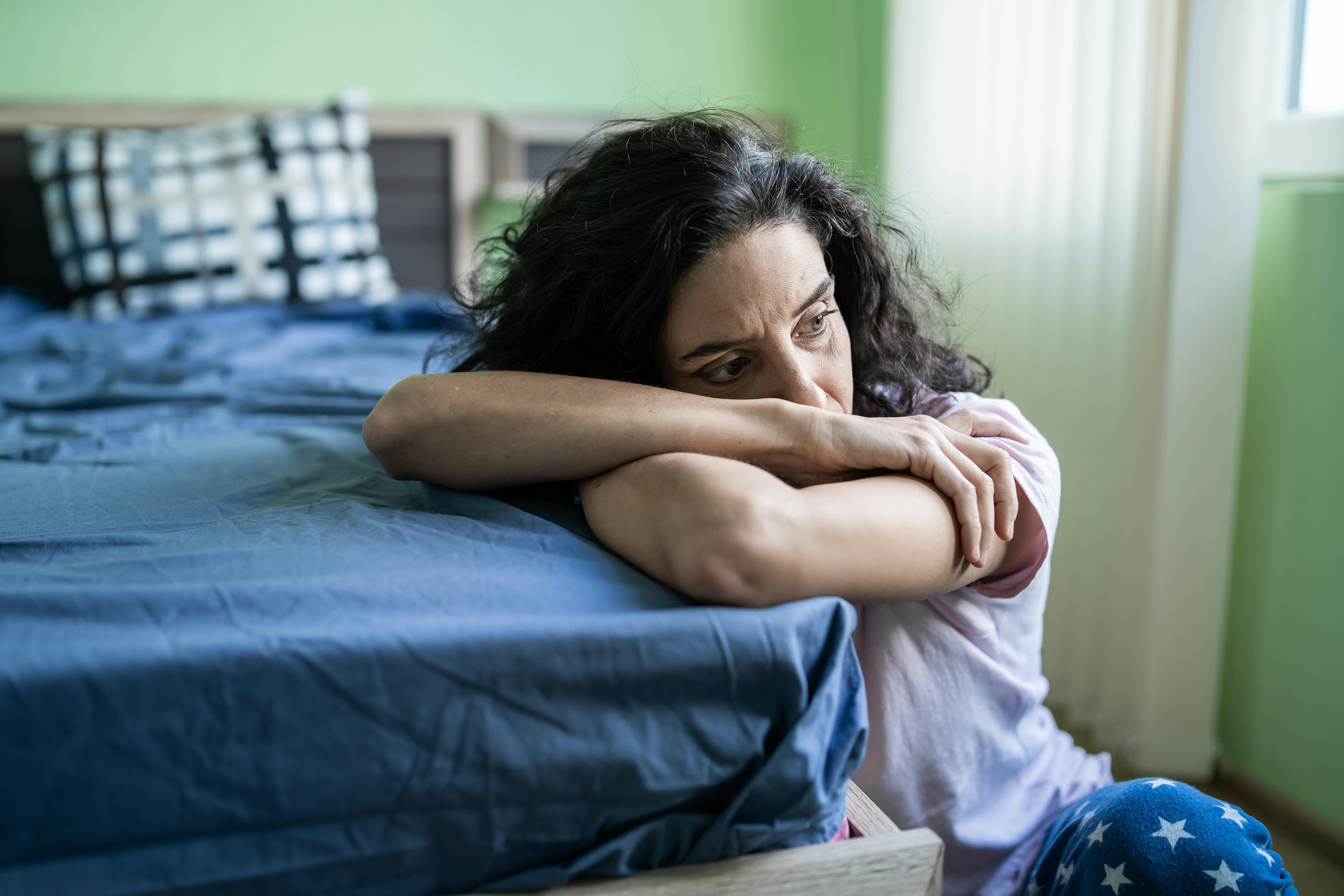 Gaslighting kan foregå i alle nære relationer. Trist kvinde
