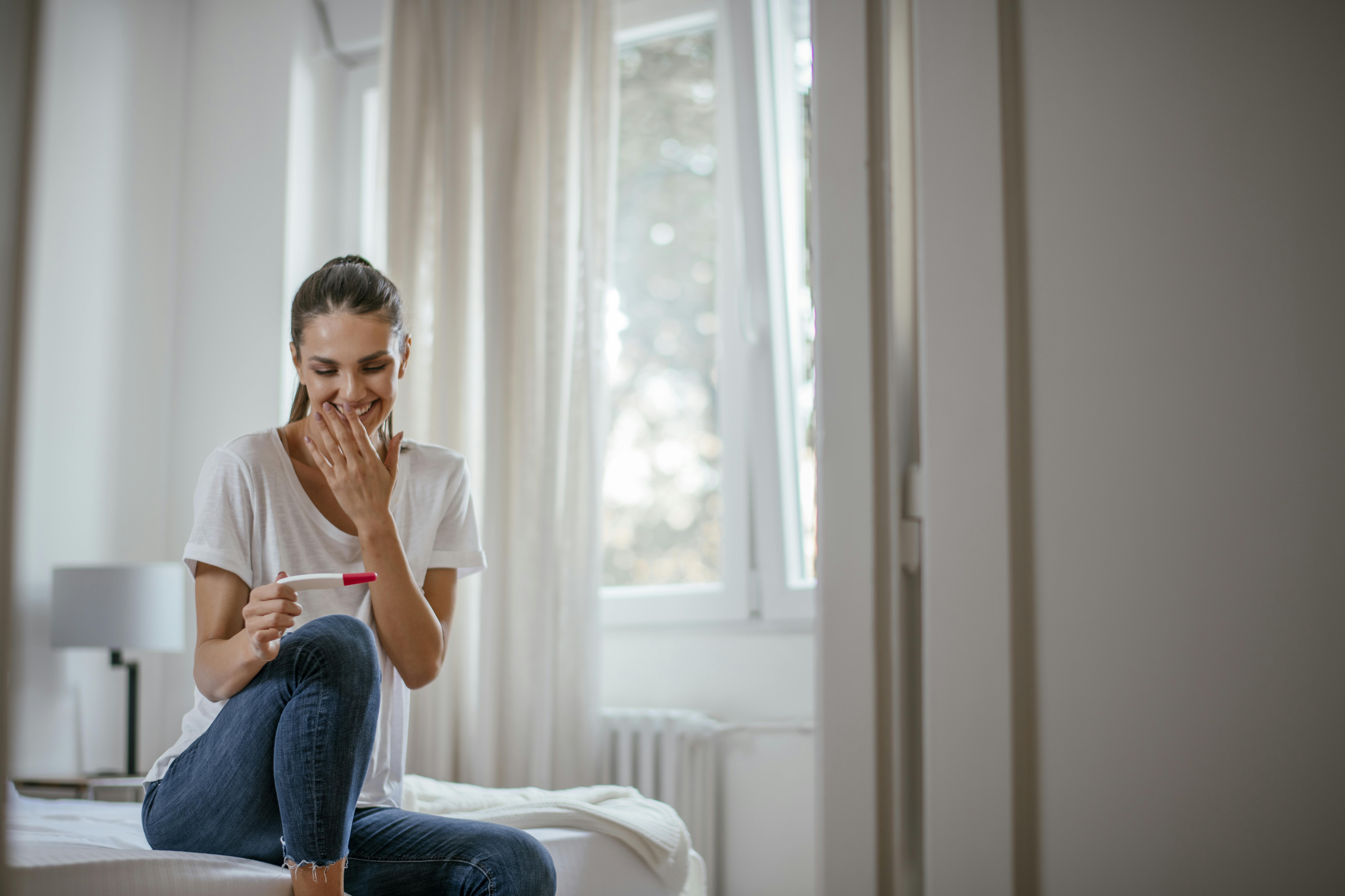 Det kan godt lykkes at blive gravid, selvom du har PCOS! Kvinde med positiv graviditetstest