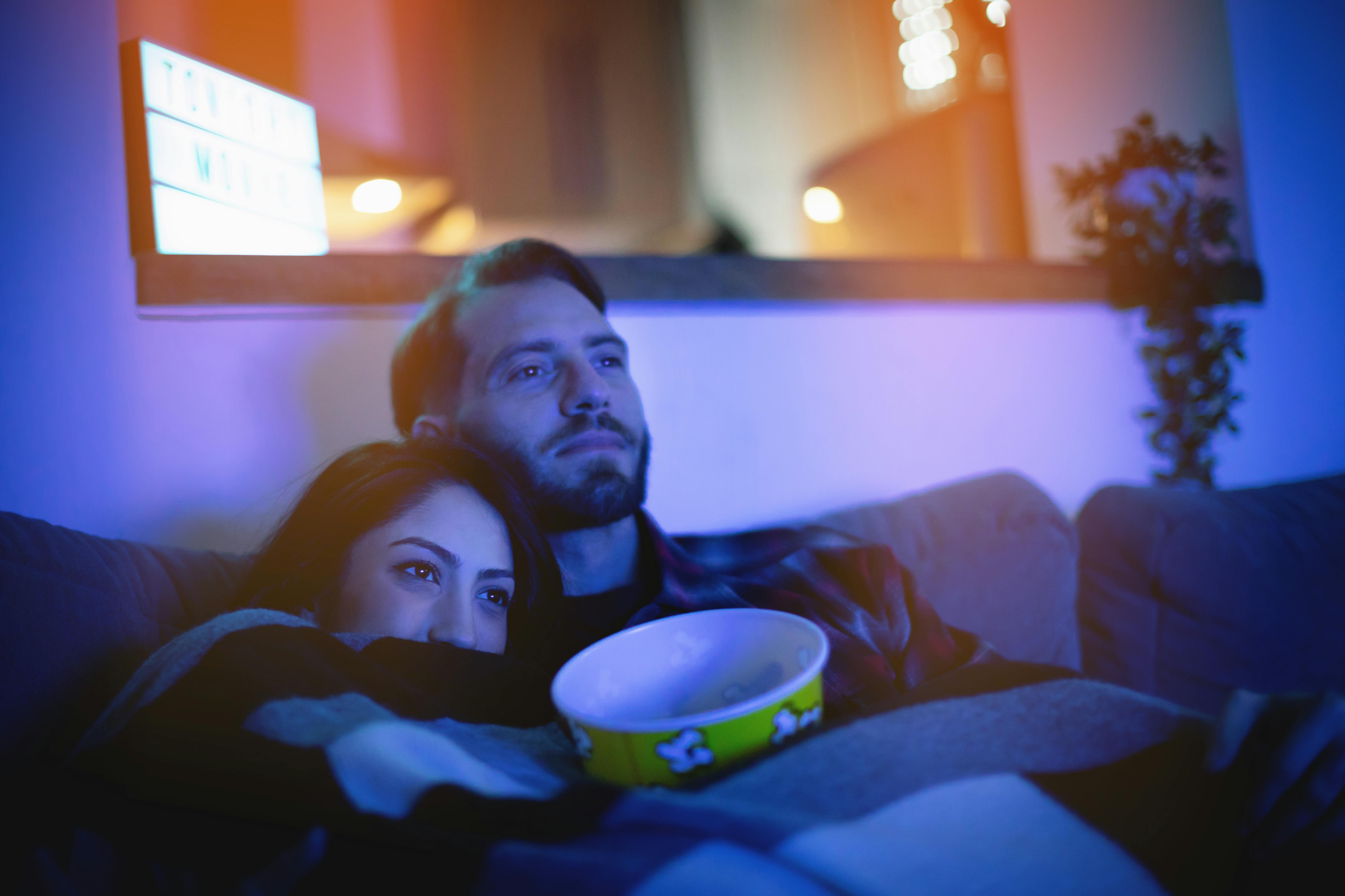 Et filmmarathon er en oplagt mulighed i regnvejr. Par der ser film