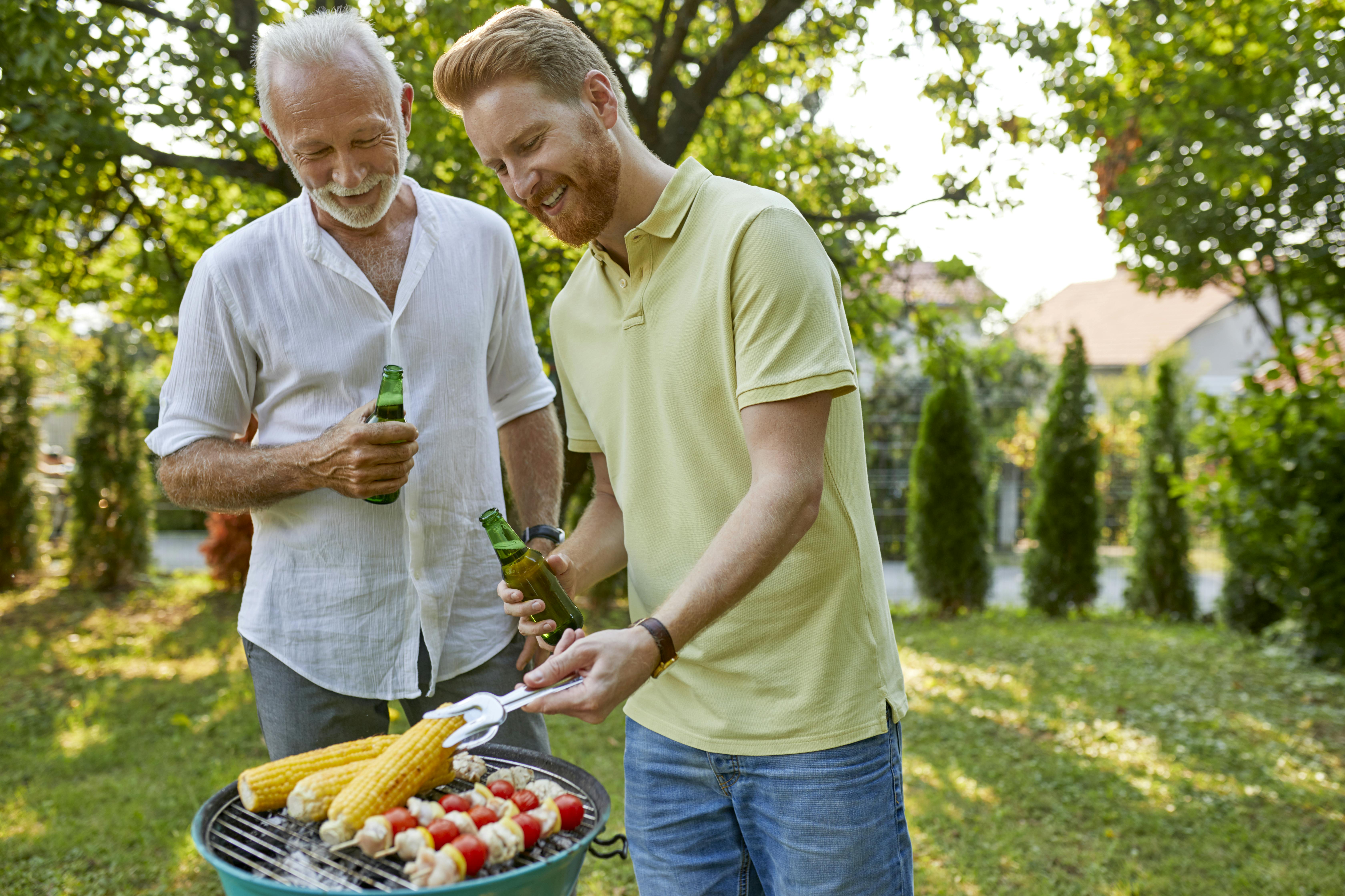 Hvor mange skal man egentlig være for at vende en majskolbe på en grill? Hvor mange skal man egentlig være for at vende en majskolbe på en grill?