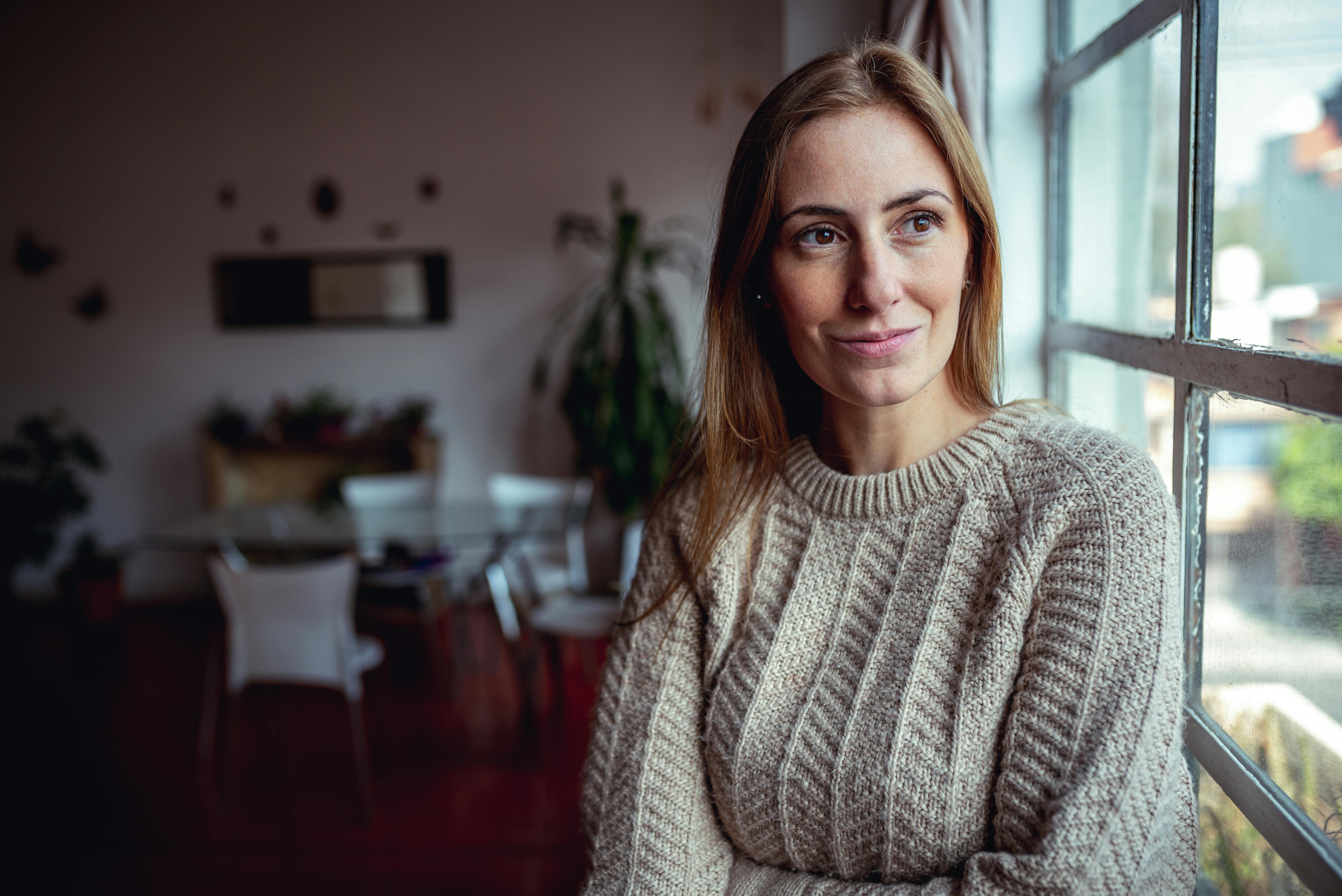 PCOS medfører, at du ikke har regelmæssig ægløsning Kvinde kigger og smiler