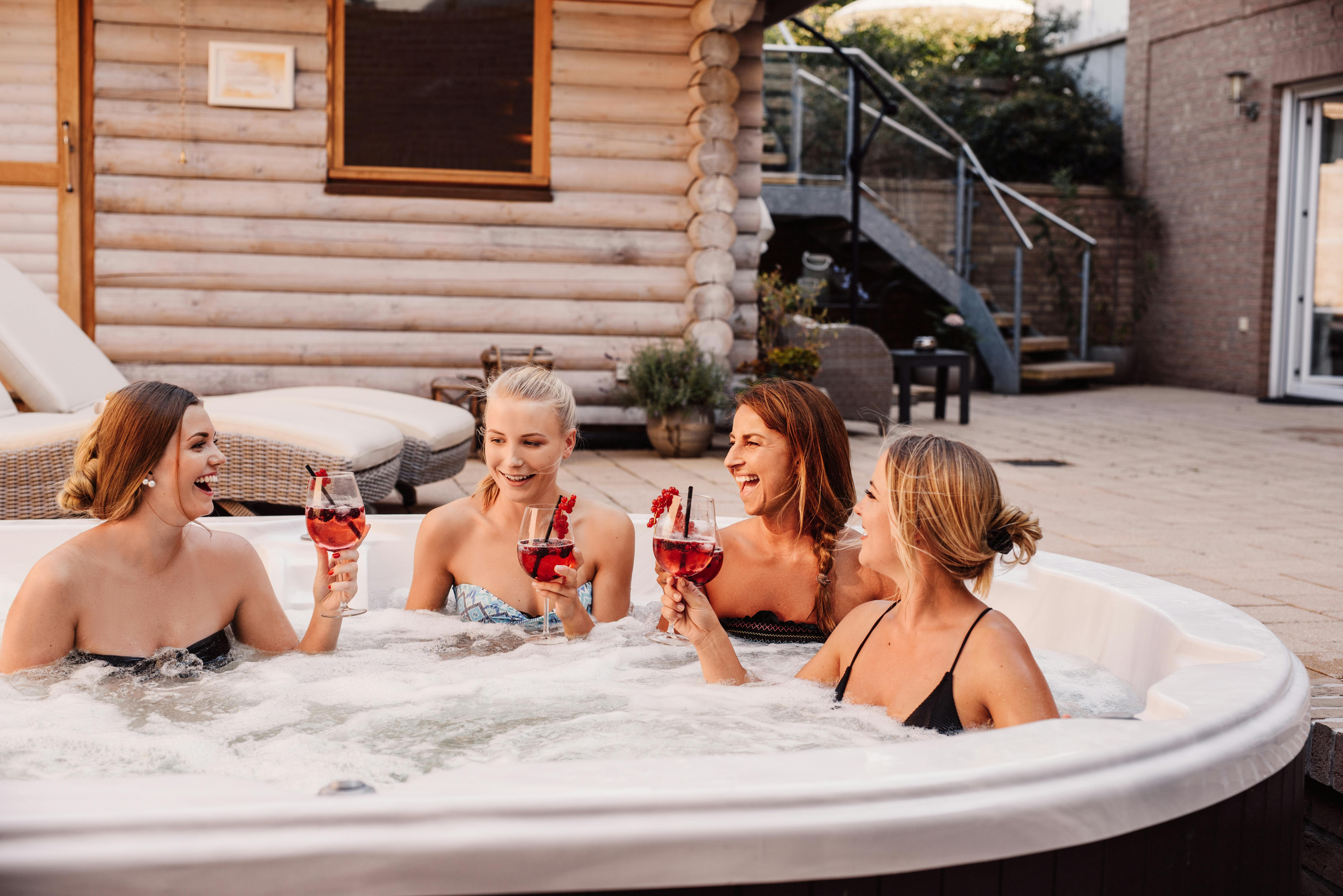 Book en lækker spa-eftermiddag til hele venindegruppen. Fire veninder i spa med champagne