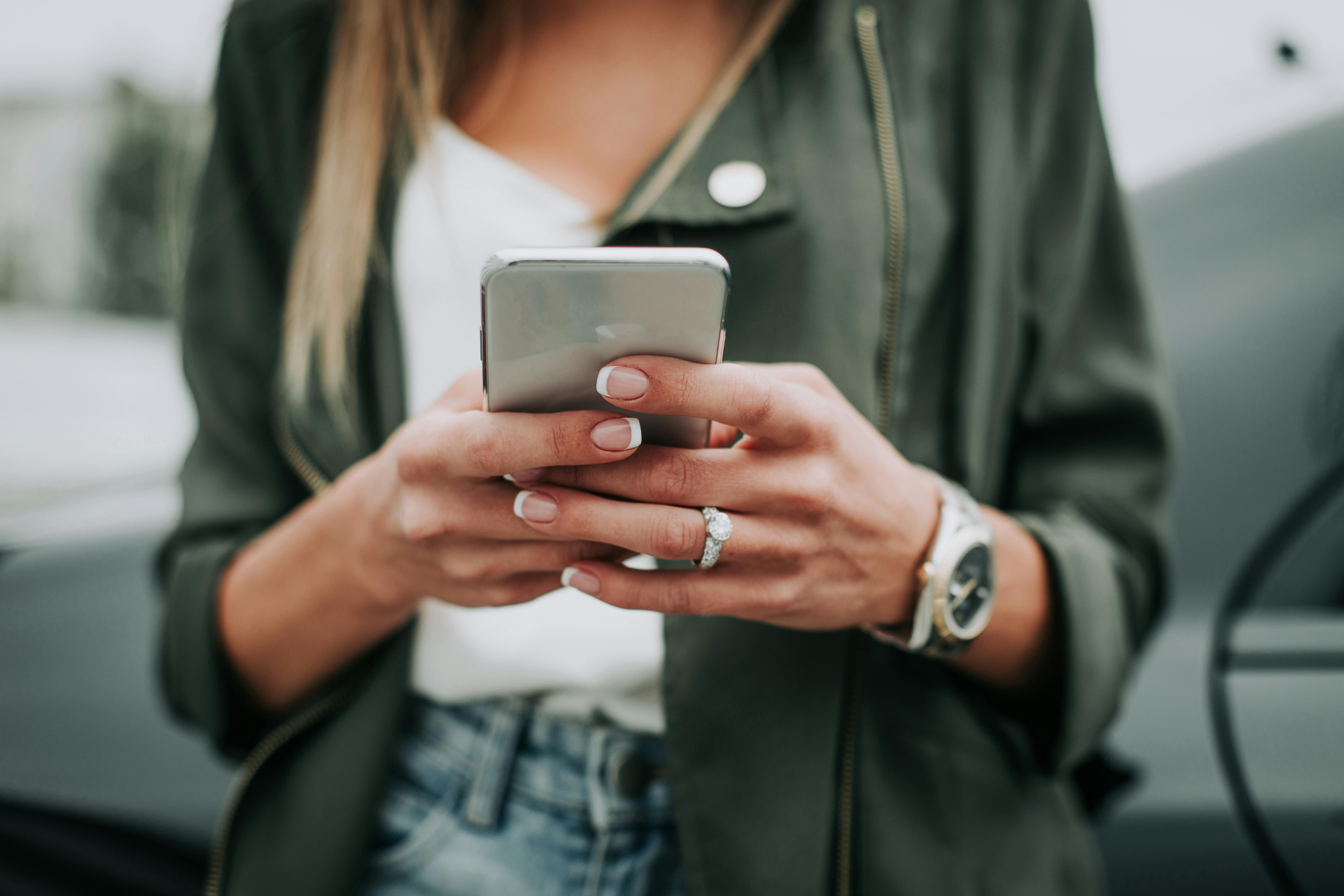Spørg dine nærmeste til råds. Kvinde sender sms