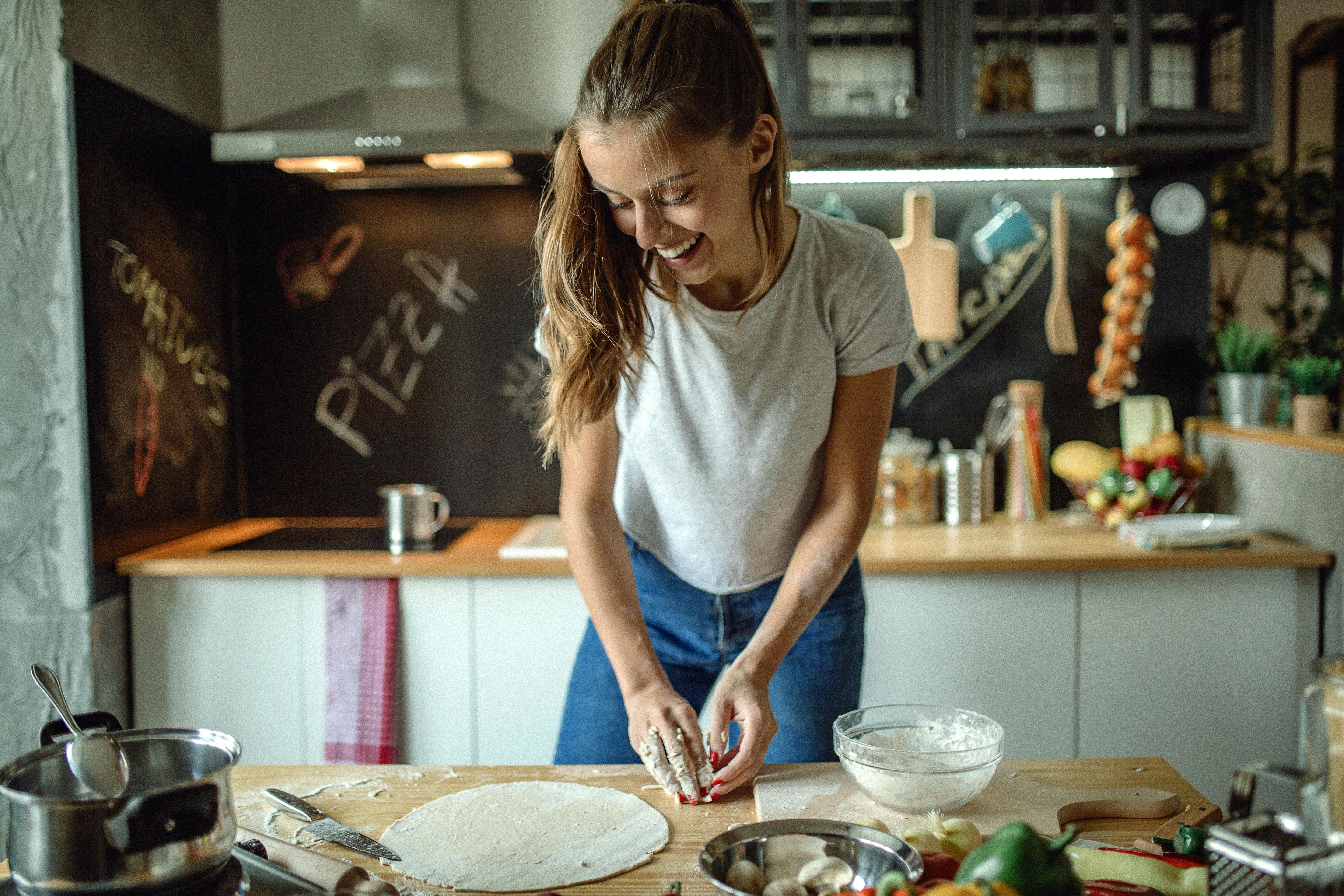 Som single er der altid, liiige hvad du har lyst til på menuen! Kvinde som laver pizza