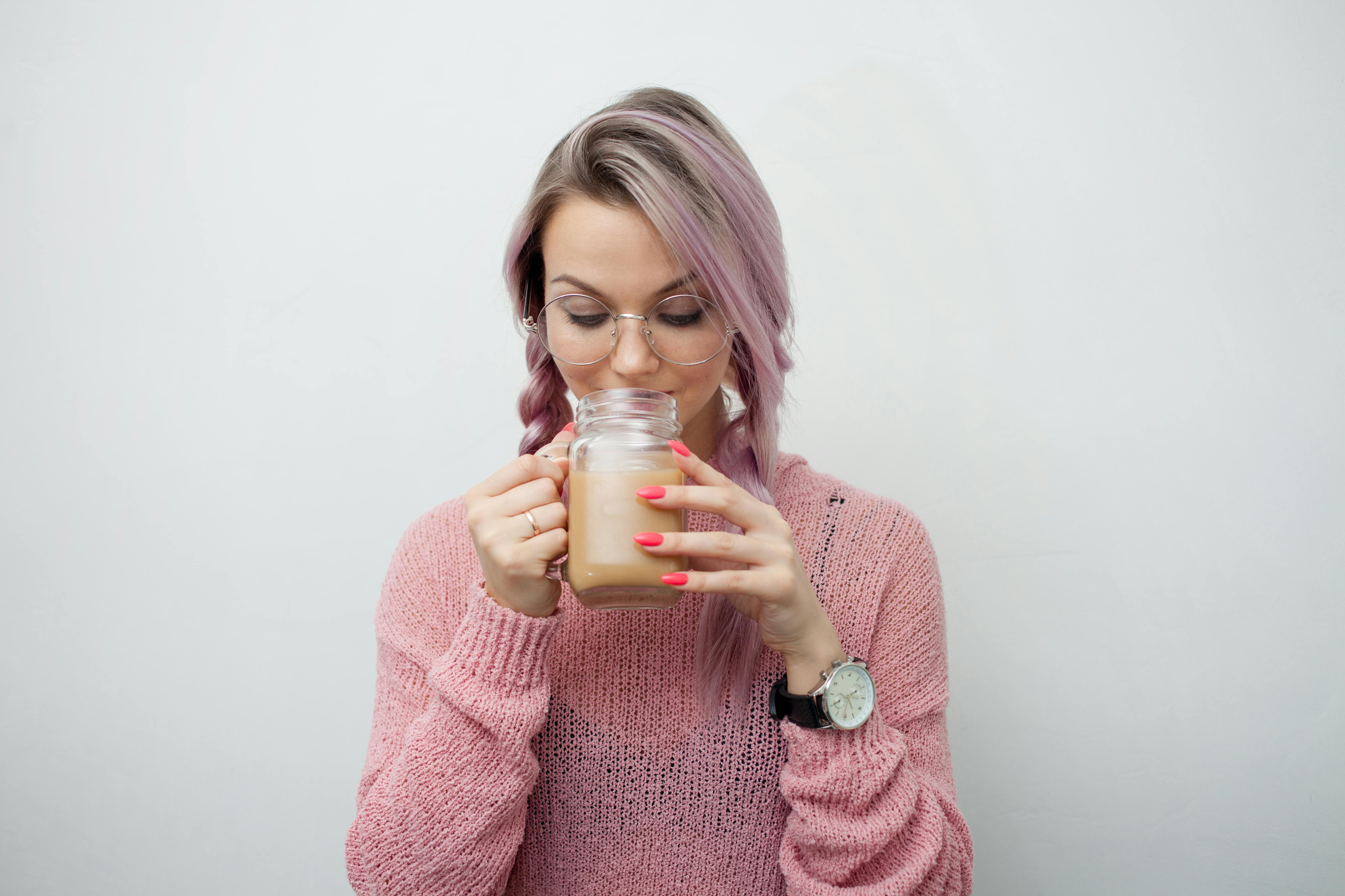 Iskaffen er altid en sikker vinder. Prøv den, hvis du ikke er så vild med kaffe. Iskaffe og kvinde
