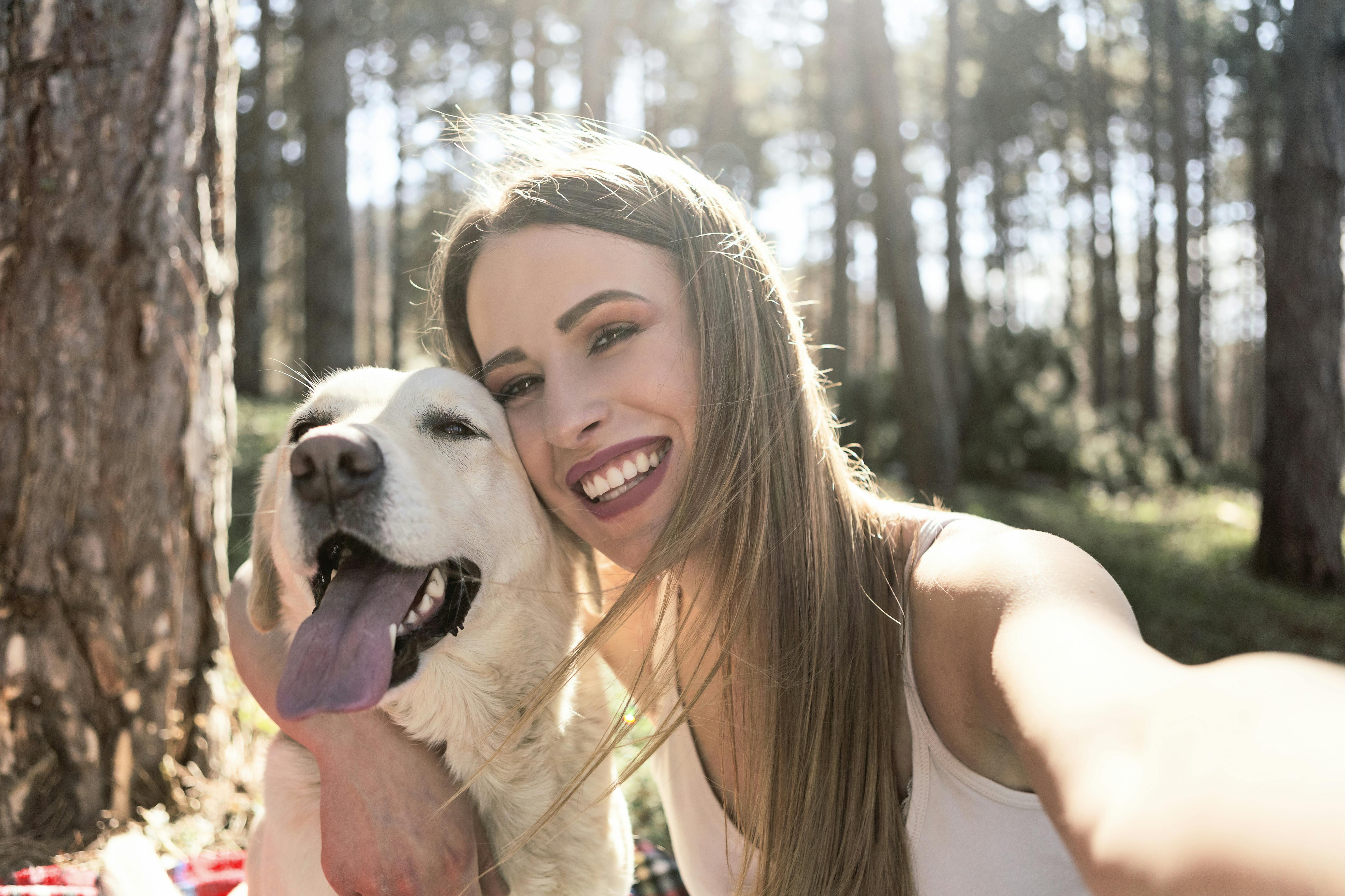 Tag din hund med på dit profilbillede! Kvinde og hund tager selfie