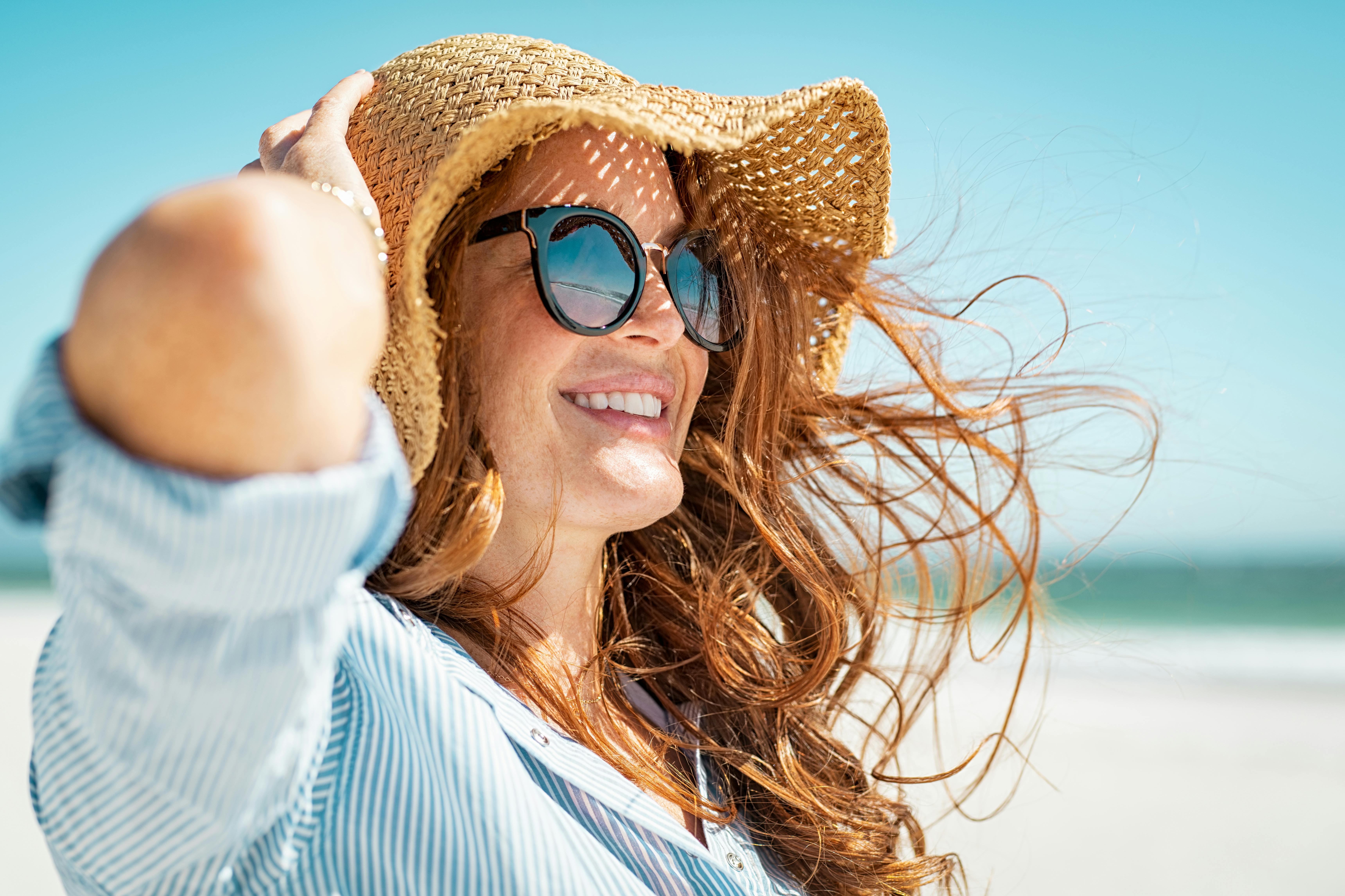 Der er mange grunde til, at solbriller er essentielle i din strandtaske Kvinde med solbriller