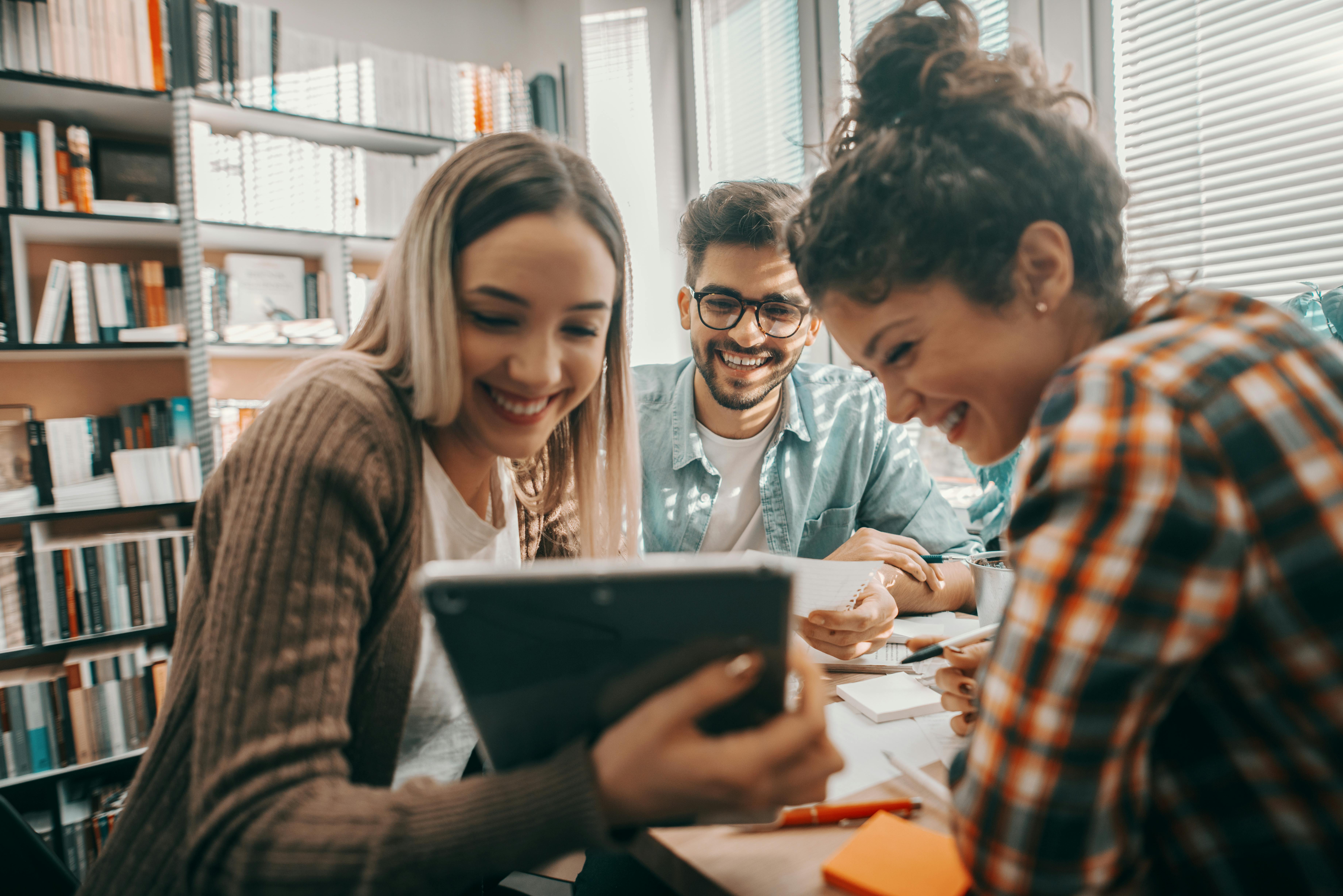 En god studiegruppe er den perfekte vej til at trives på sit studie! Studiegruppe på læsesal