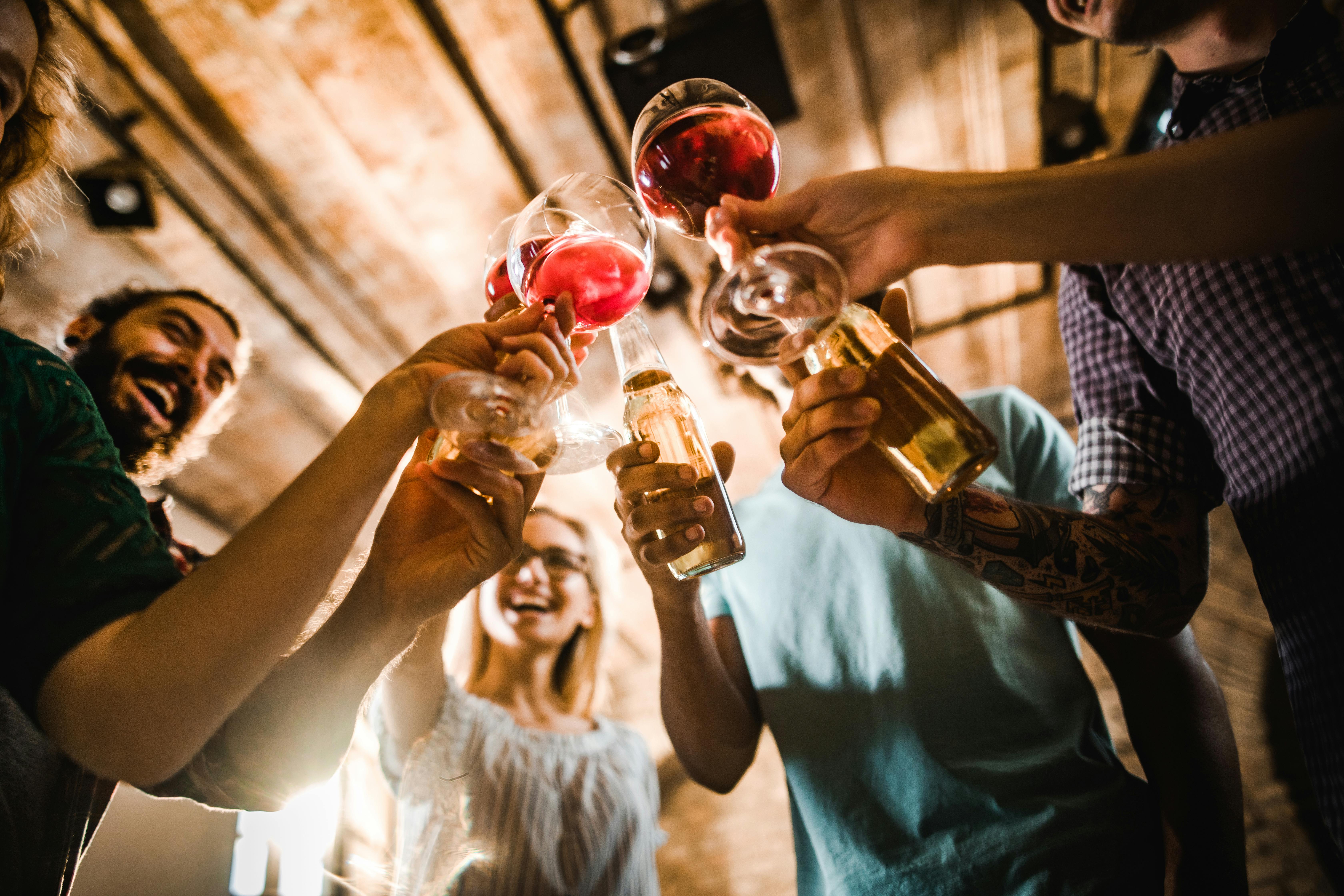 Skål for godt venskab og gode parforhold! Venner der drikker øl og vin