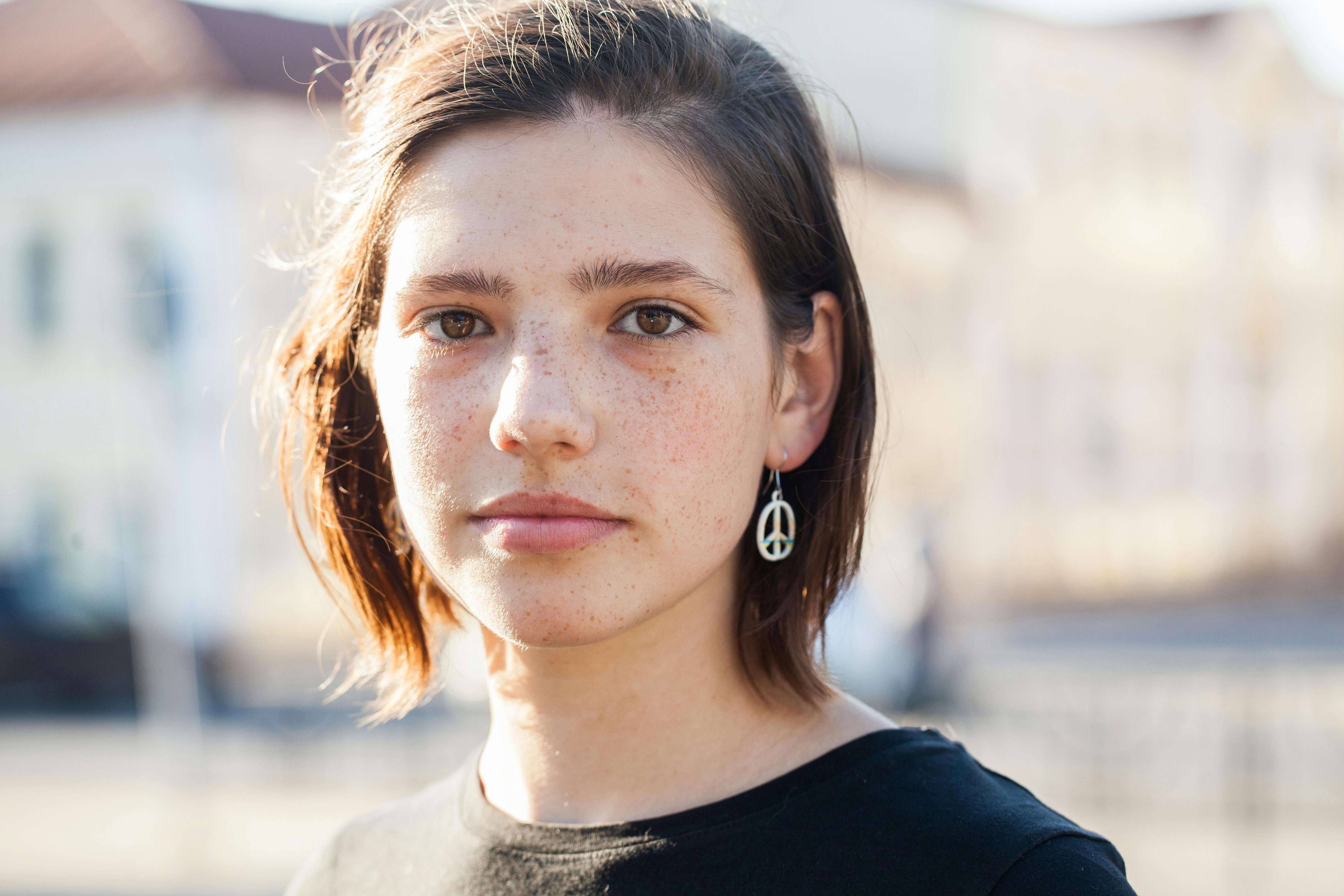 Hvis du har problemer med din fertilitet, kan det være en god idé at få børn tidligt. Kvinde kigger i kameraet