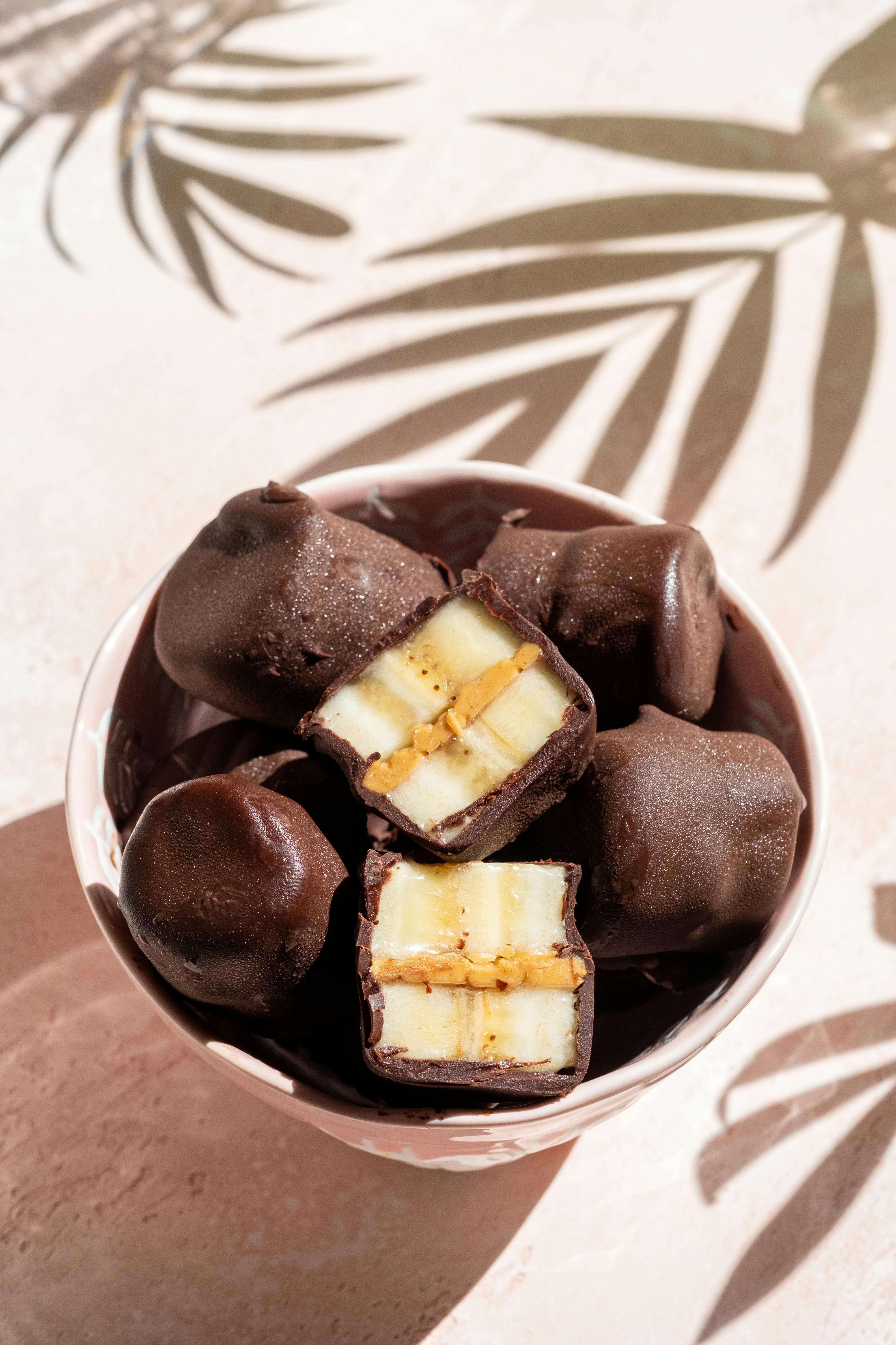 Du kan også dyppe dem, så de er helt overtrukket med chokolade. Banan peanutbutter og chokolade