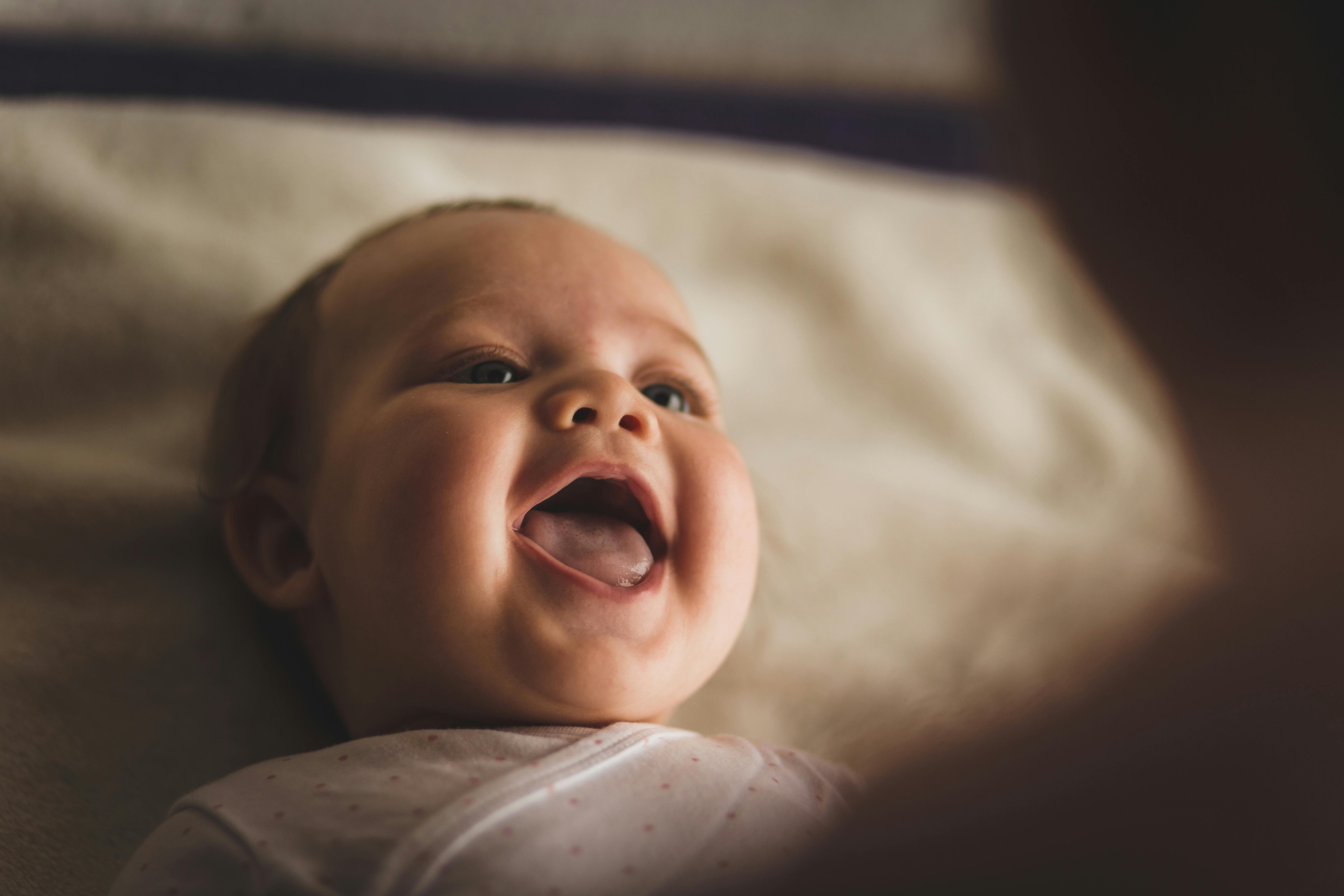 Det er ikke så underligt, at nye forældre ofte er trætte. Smilende baby
