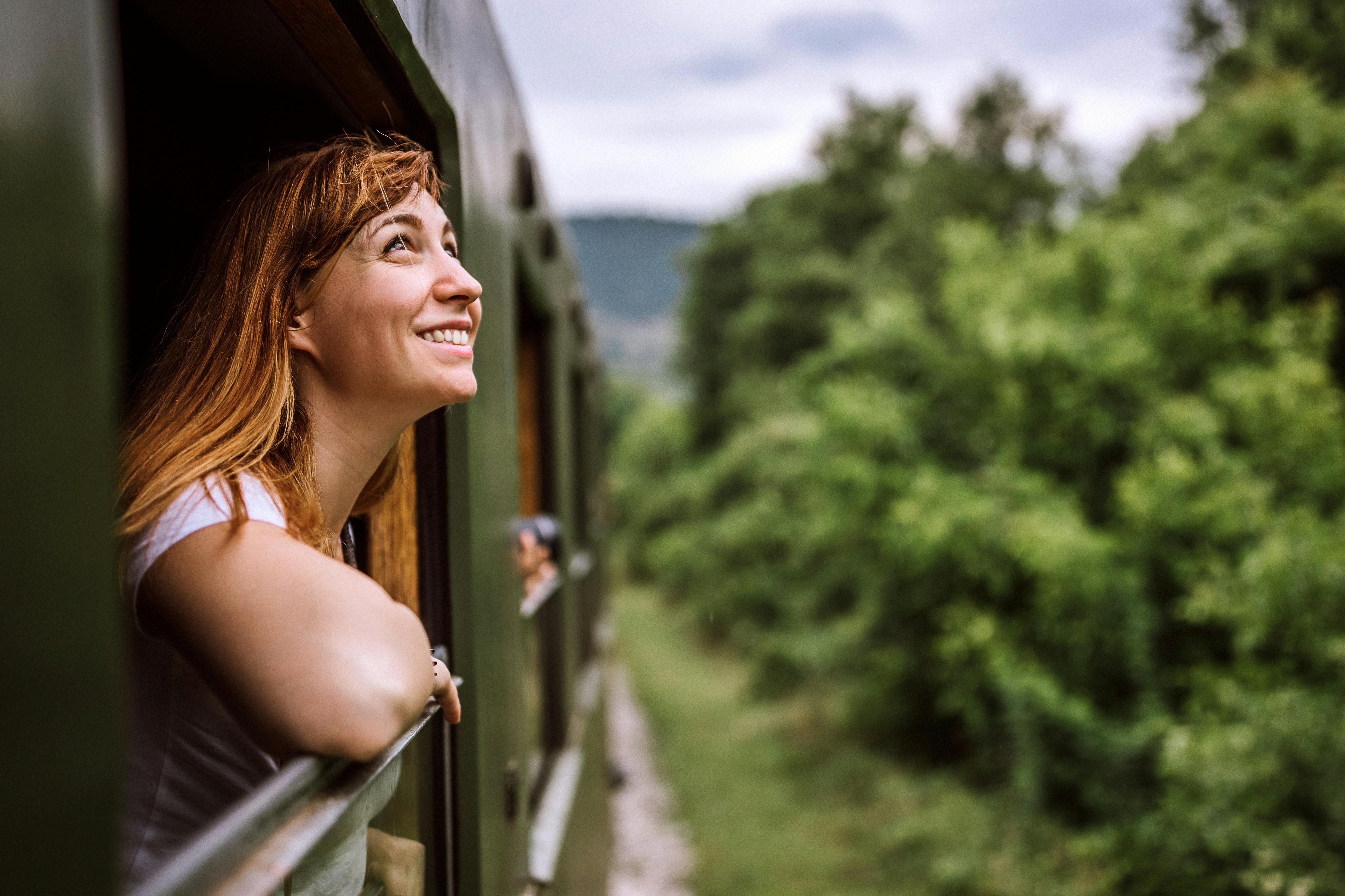 En Interrail-rejse kan vare alt fra et par uger til flere måneder. Kvinde rejser med tog gennem Europa