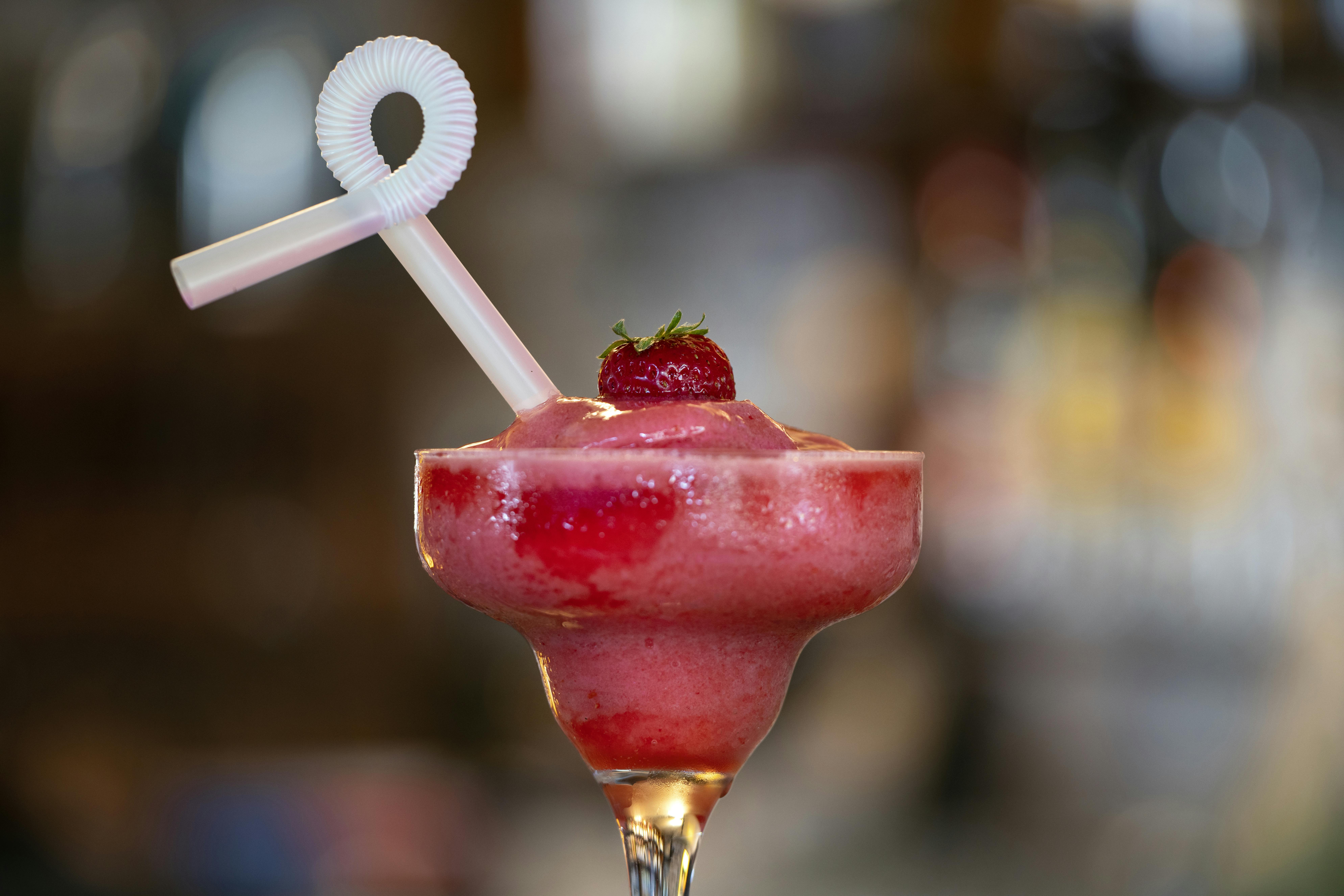 Hvis du leder efter en sød drink med rom, så er Strawberry Daiquiri et godt bud! strawberry daiquiri, drinks med rom, drink med rom, romdrink, jordbærdrink