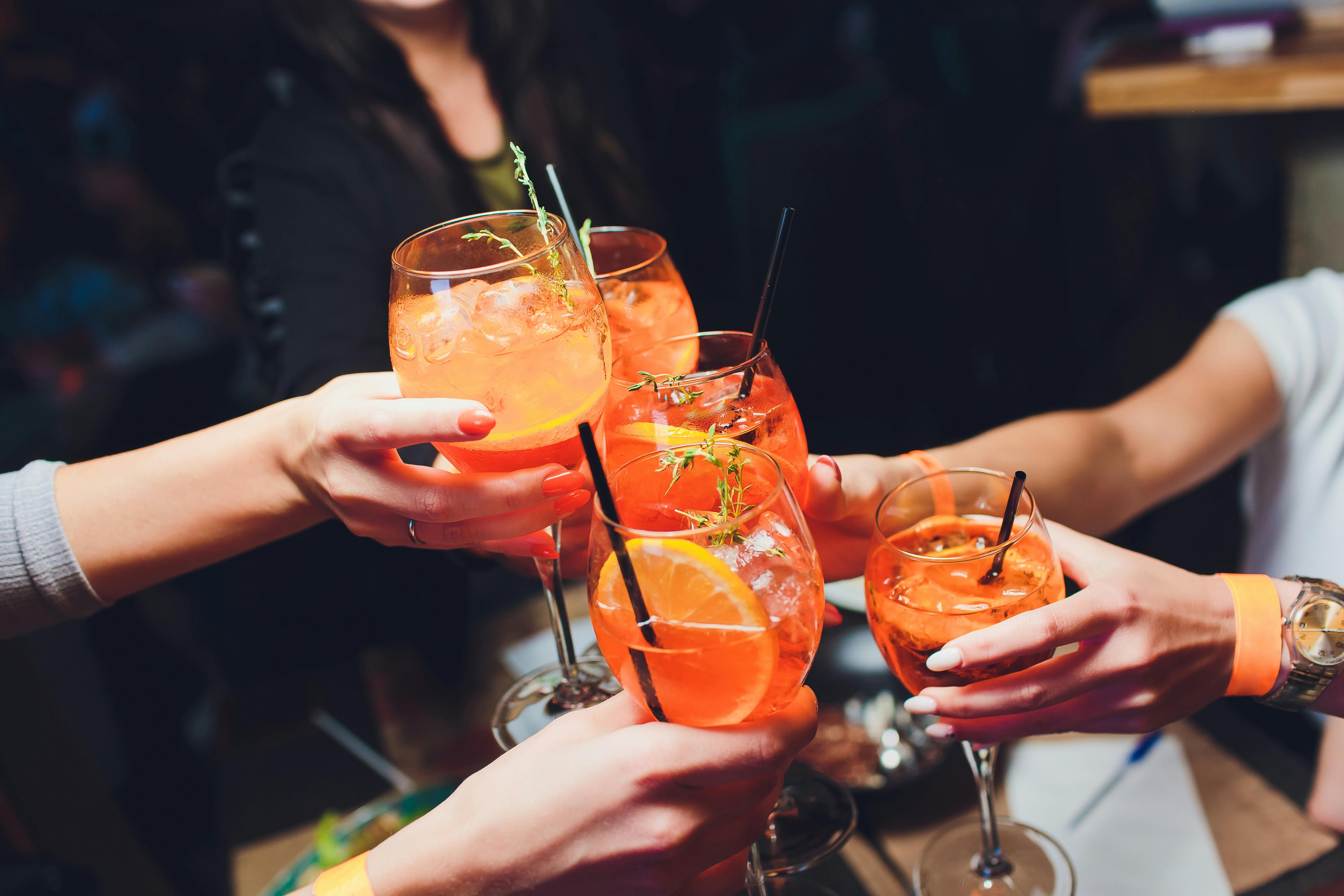 En Aperol Spritz er klart en af de bedste drinks med Aperol. Aperol Spritz drink