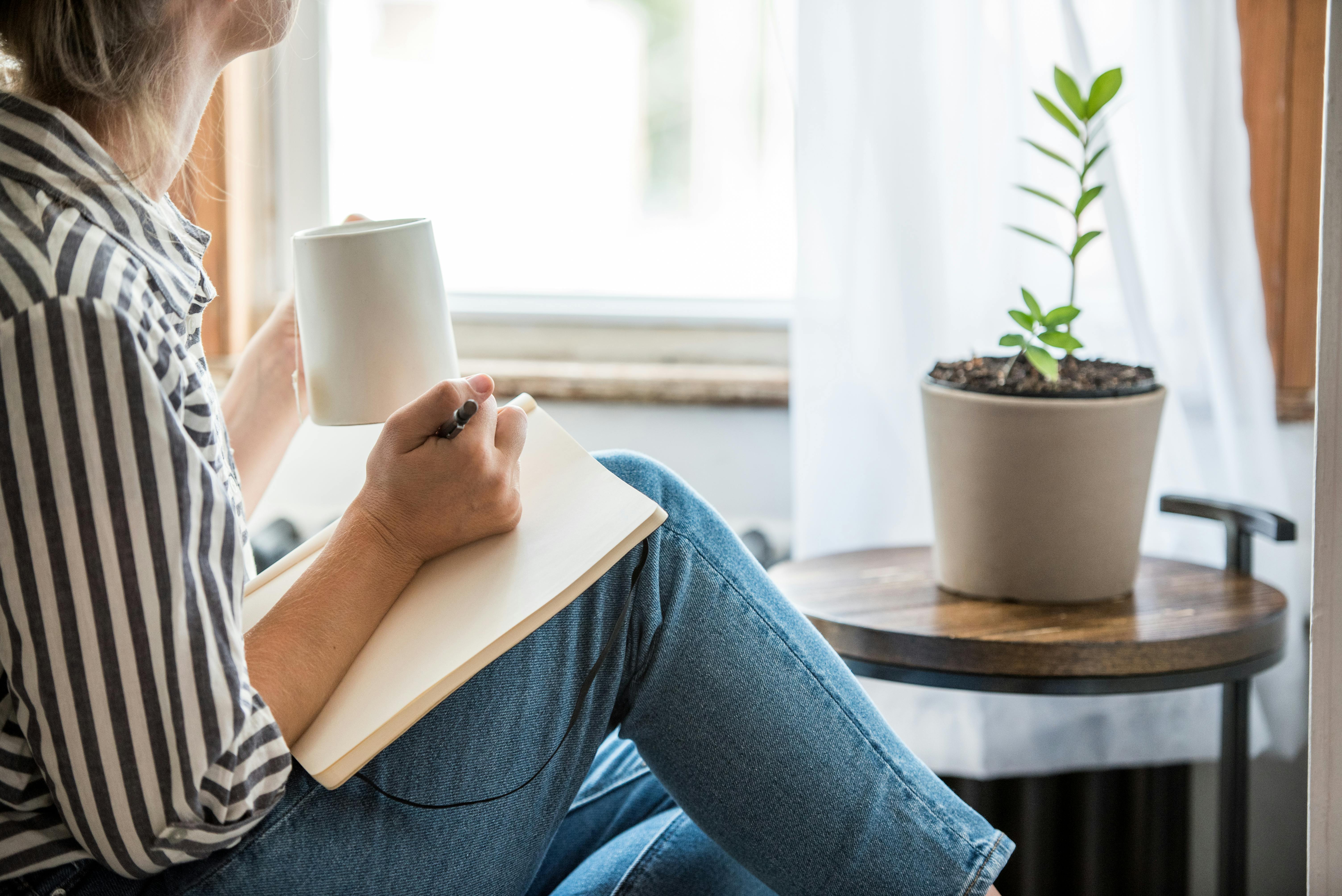 Få ro i kroppen og hovedet med mindfulness-øvelser. Kvinde skriver i bog